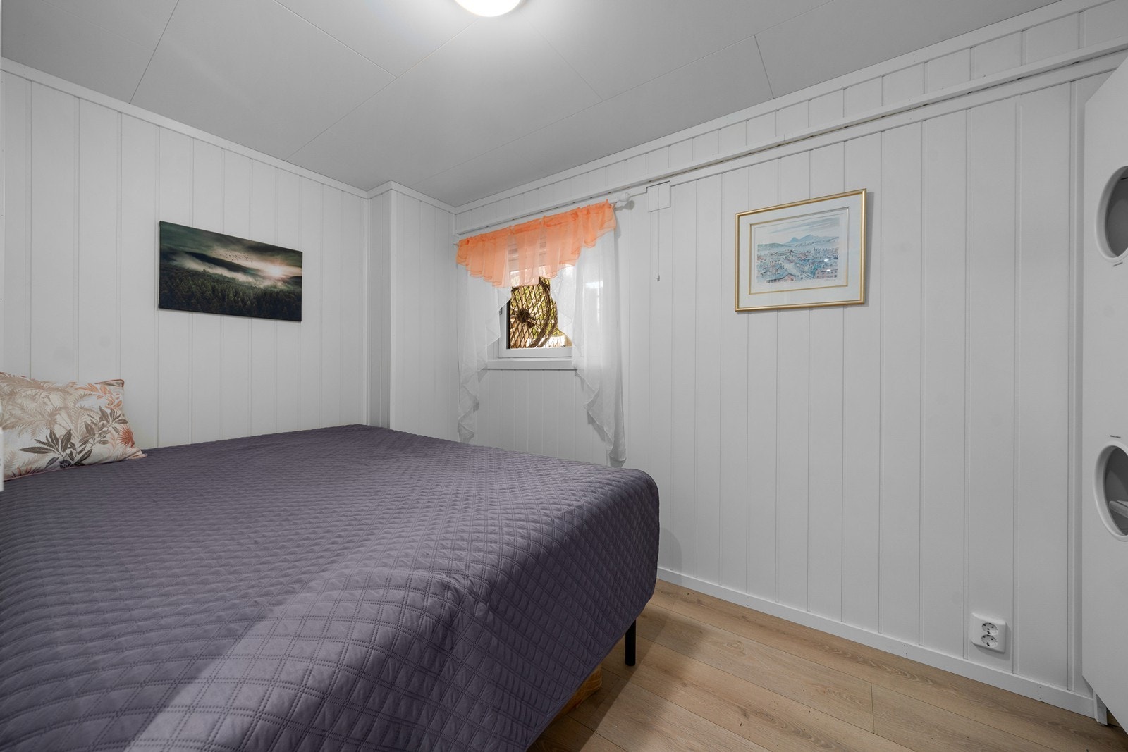 Kjelleretasje er innredet etter byggeår. Det er gitt tillatelse til tiltak, men det foreligger ikke ferdigattest og etasjen er således ikke godkjent for varig opphold. Galleribilde