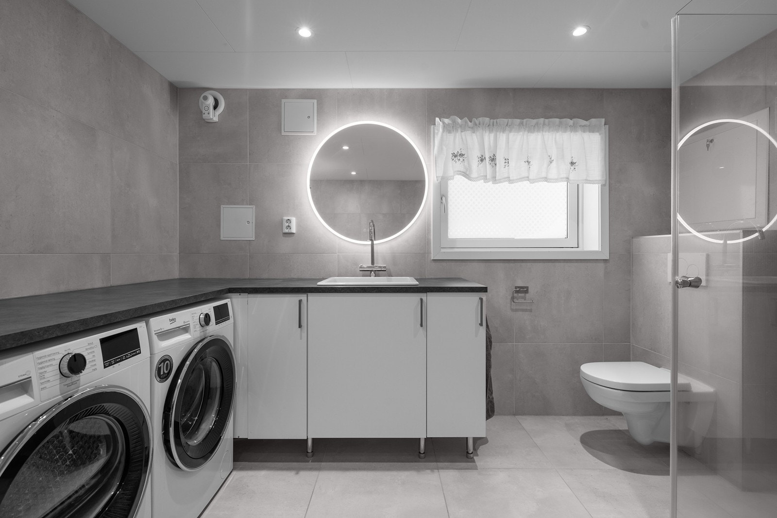 Kjelleretasje er innredet etter byggeår. Det er gitt tillatelse til tiltak, men det foreligger ikke ferdigattest og etasjen er således ikke godkjent for varig opphold. Galleribilde