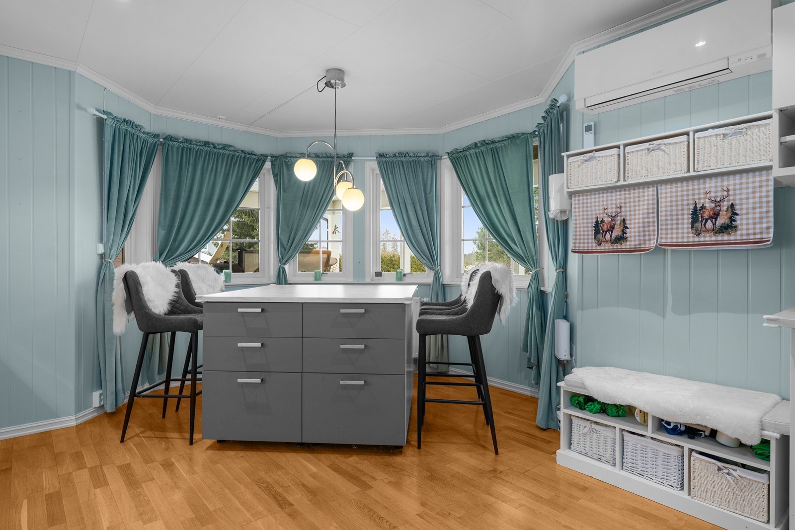 Det er god plass for spisebord på kjøkken i karnapp. Galleribilde