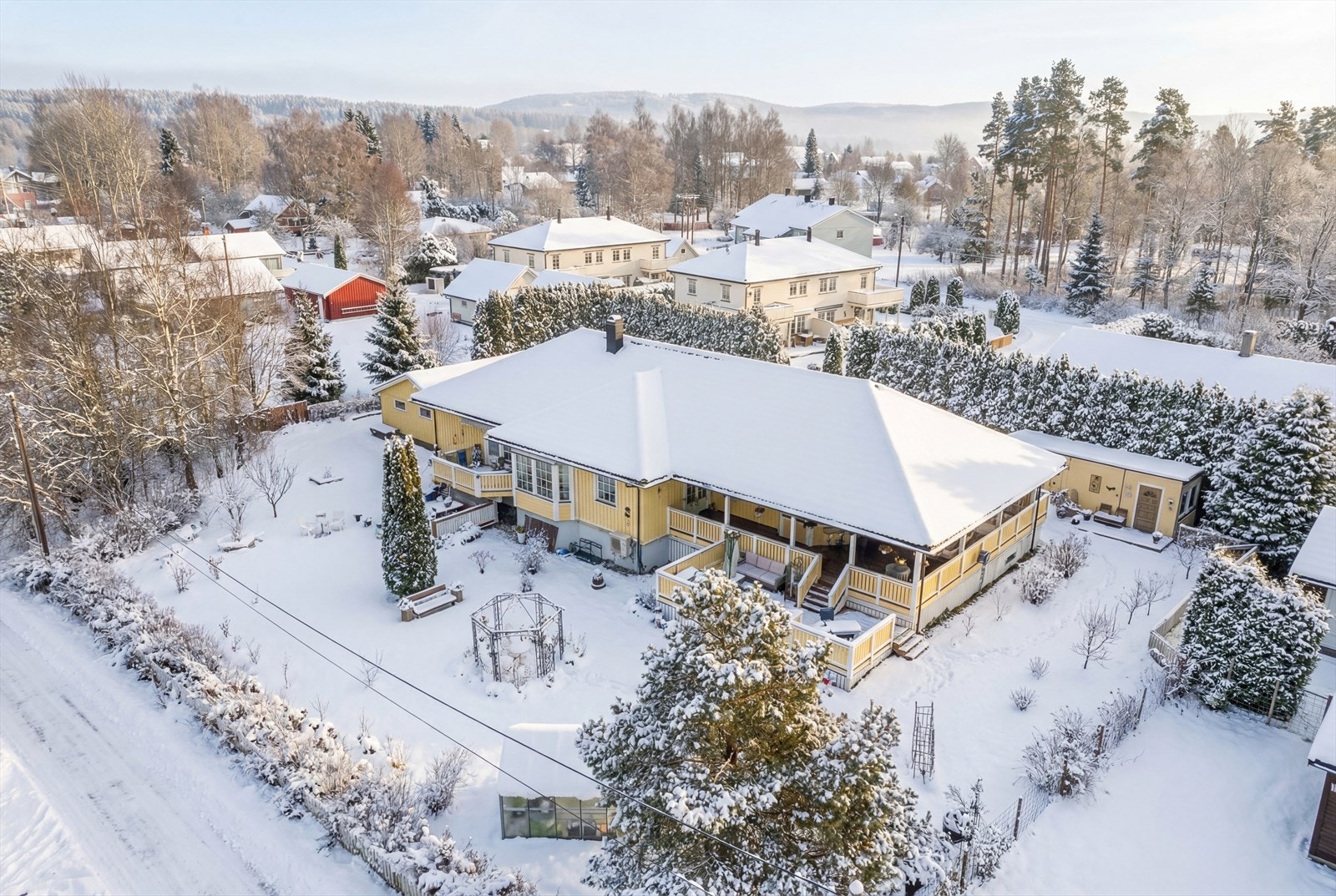 En hel tomannsbolig med romslig og nydelig opparbeidet tomt på Oppakermoen i Nes kommune. Bildet er KI-redigert. Galleribilde