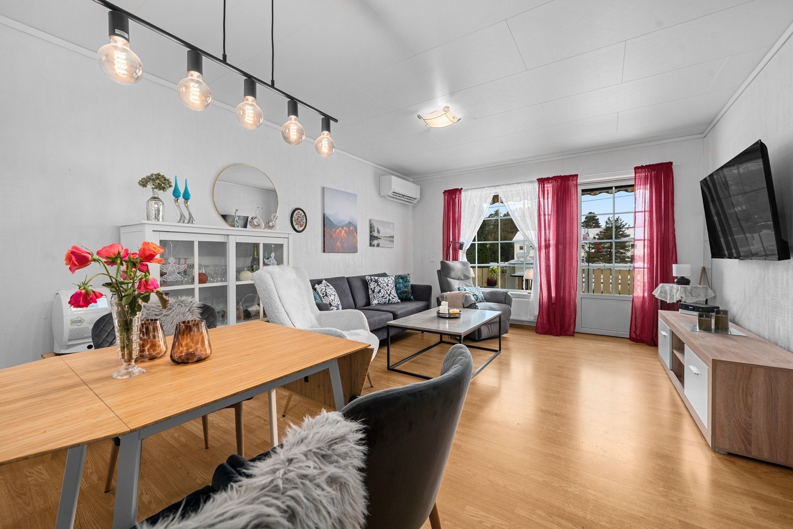 Fin stue i 2-roms med utgang til nydelig uteplass. Galleribilde