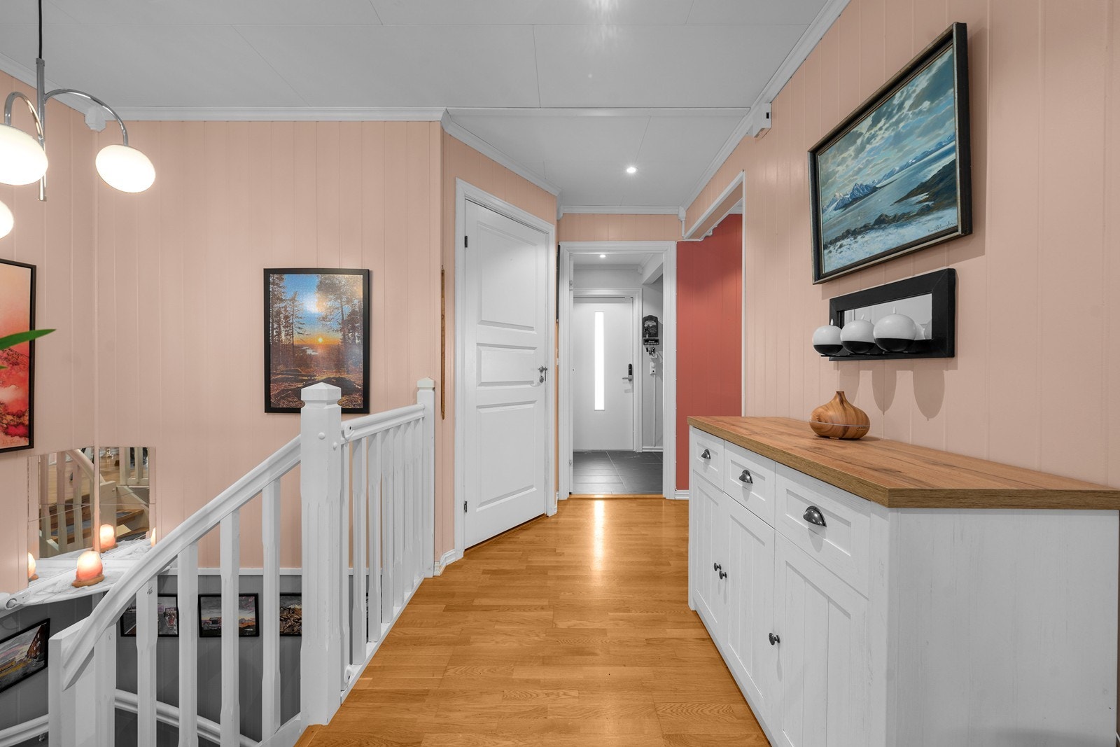 Boligen har lune fargevalg og en fin planløsning. Galleribilde