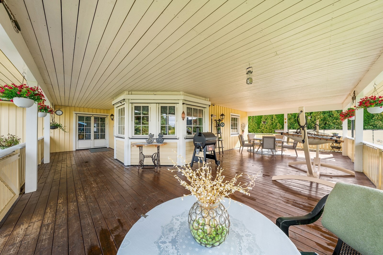 Utgang med dobbelfløyet dør fra stue. Galleribilde