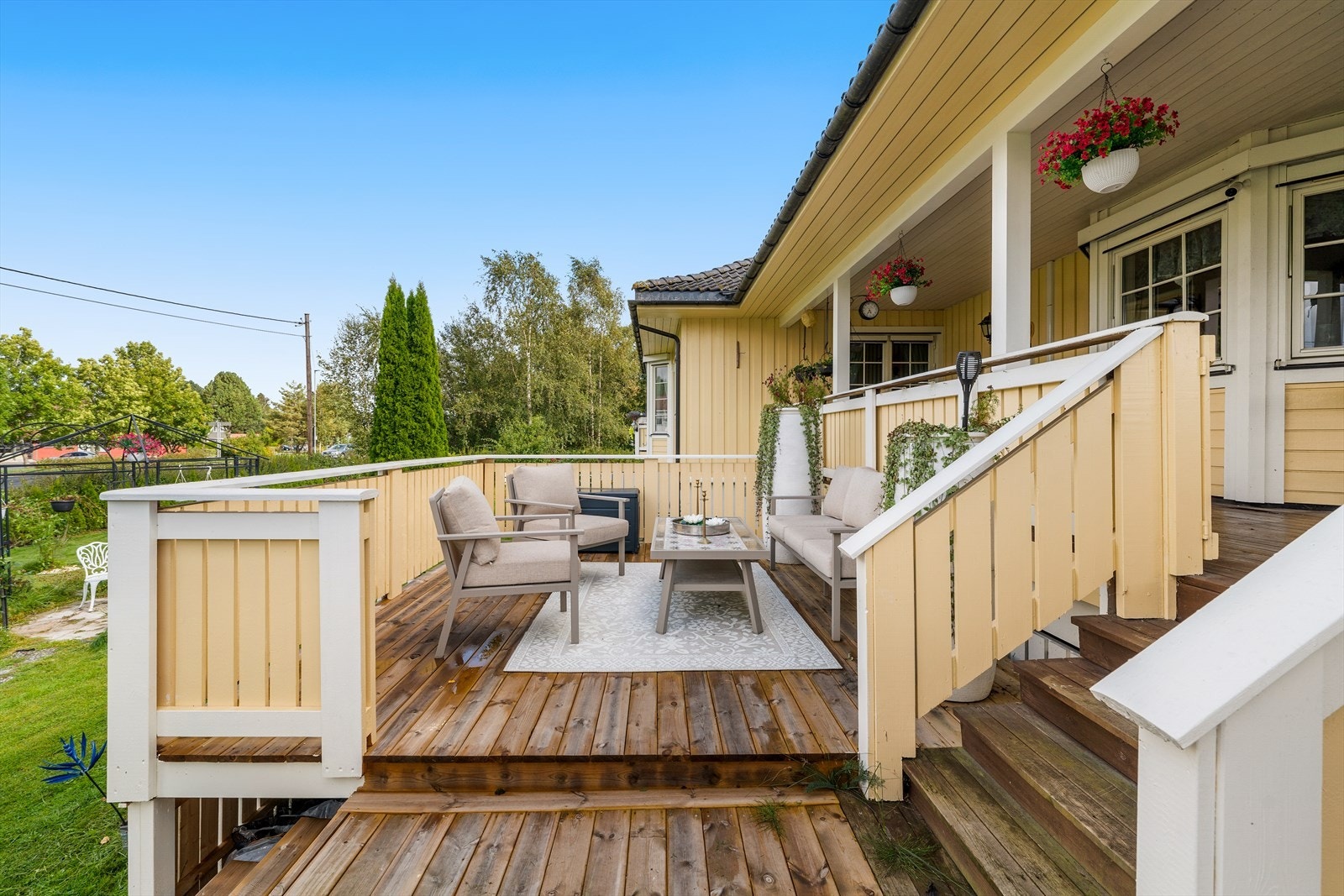 Det er flere flotte og solrike uteplasser på begge sider av boligen. Galleribilde