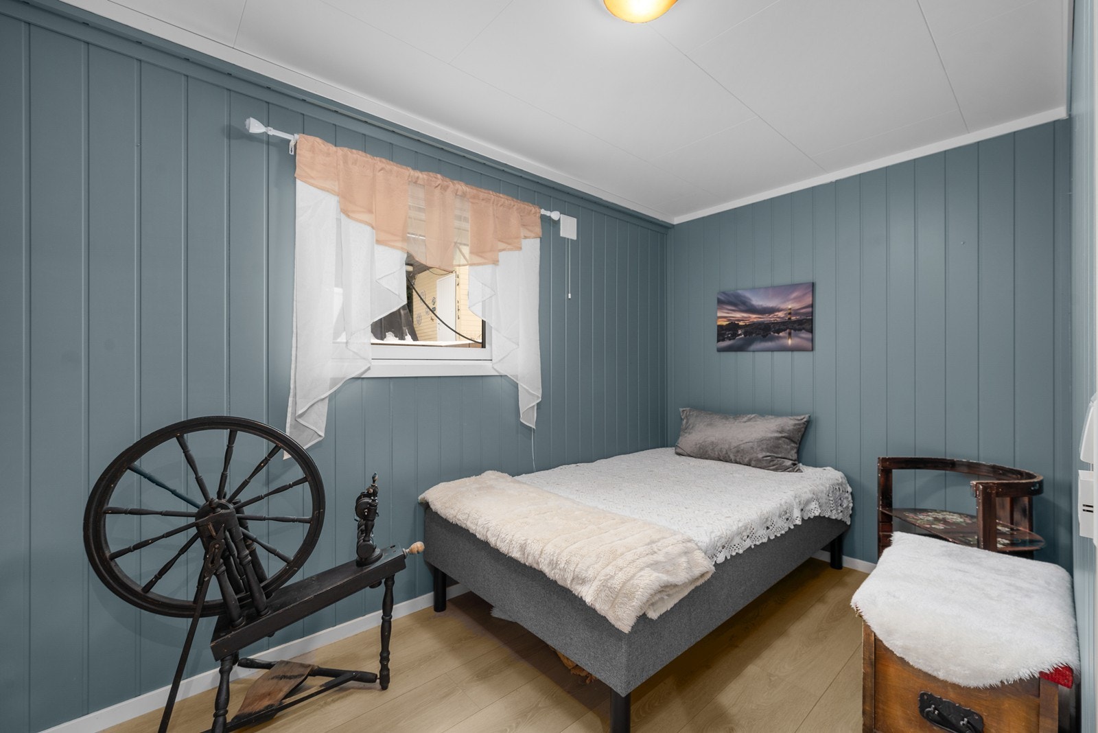 Kjelleretasje er innredet etter byggeår. Det er gitt tillatelse til tiltak, men det foreligger ikke ferdigattest og etasjen er således ikke godkjent for varig opphold. Galleribilde