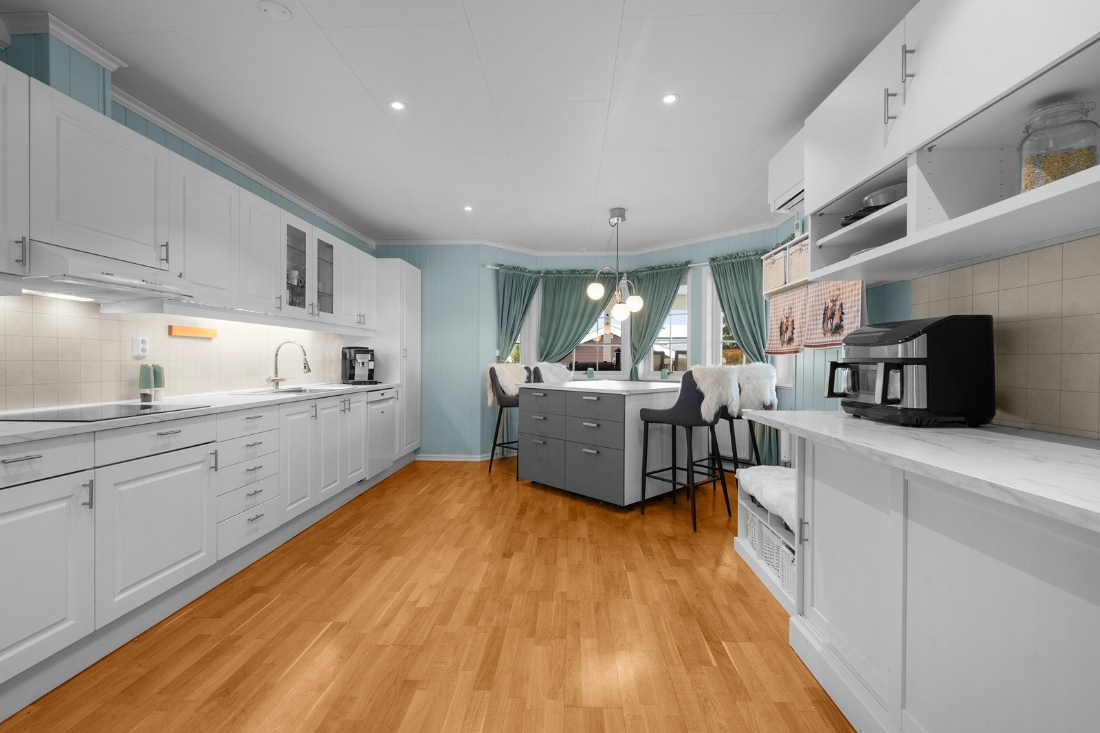 Stort kjøkken med gode oppbevaringsmuligheter i både skap og skuffer. Galleribilde