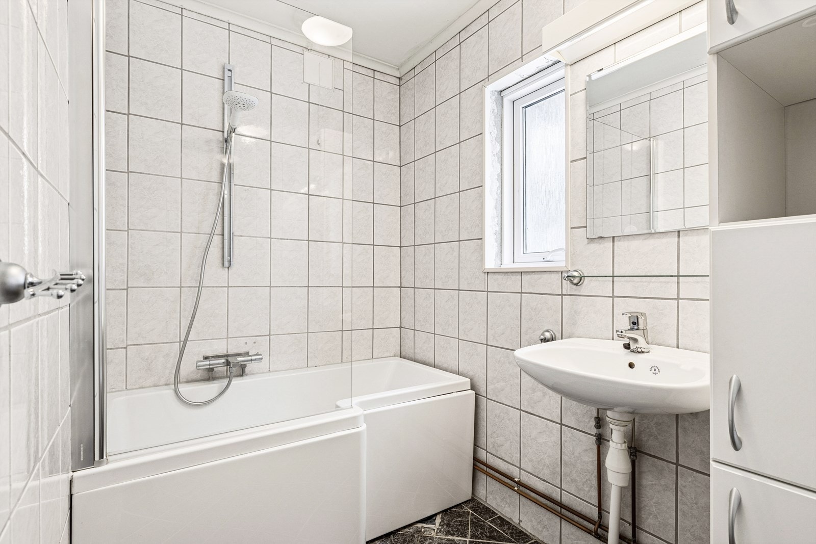 Fliser på gulv og vegger. For ekstra komfort er det installert en smart gulvtermostat på badet i 2021. Galleribilde