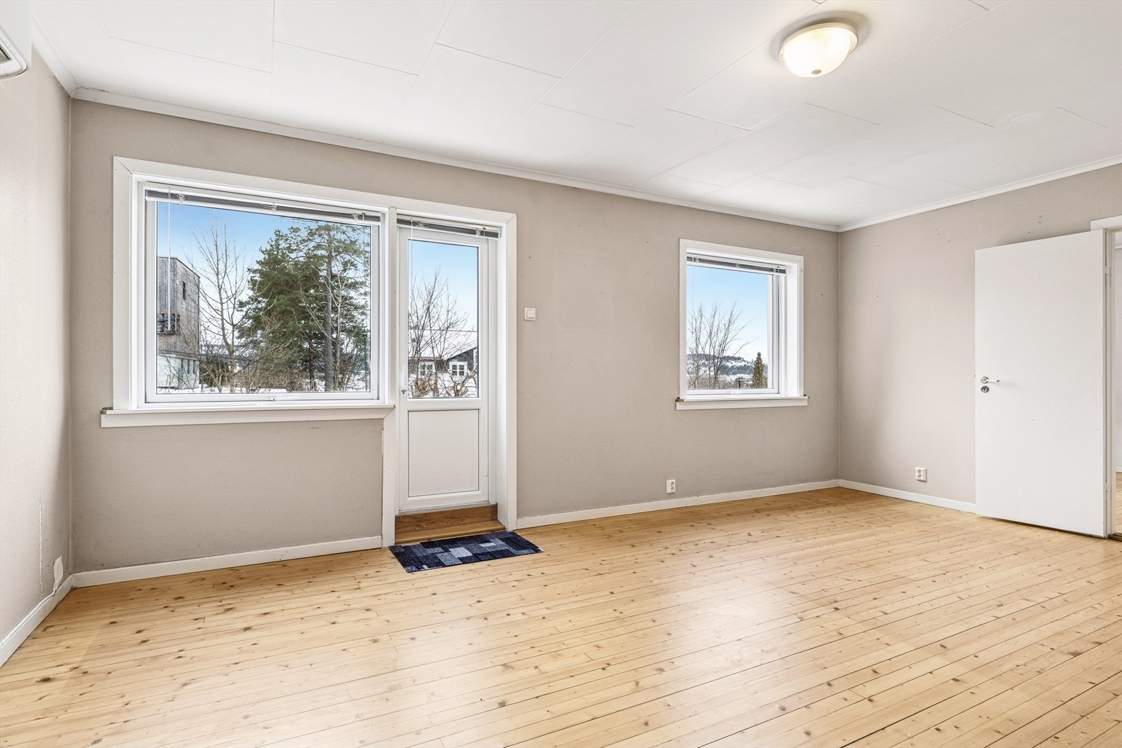 Alle vinduer i leiligheten ble byttet i 2012 til PVC-vinduer med 2-lags glass. Fra stuen er det direkte utgang til en herlig balkong. Galleribilde