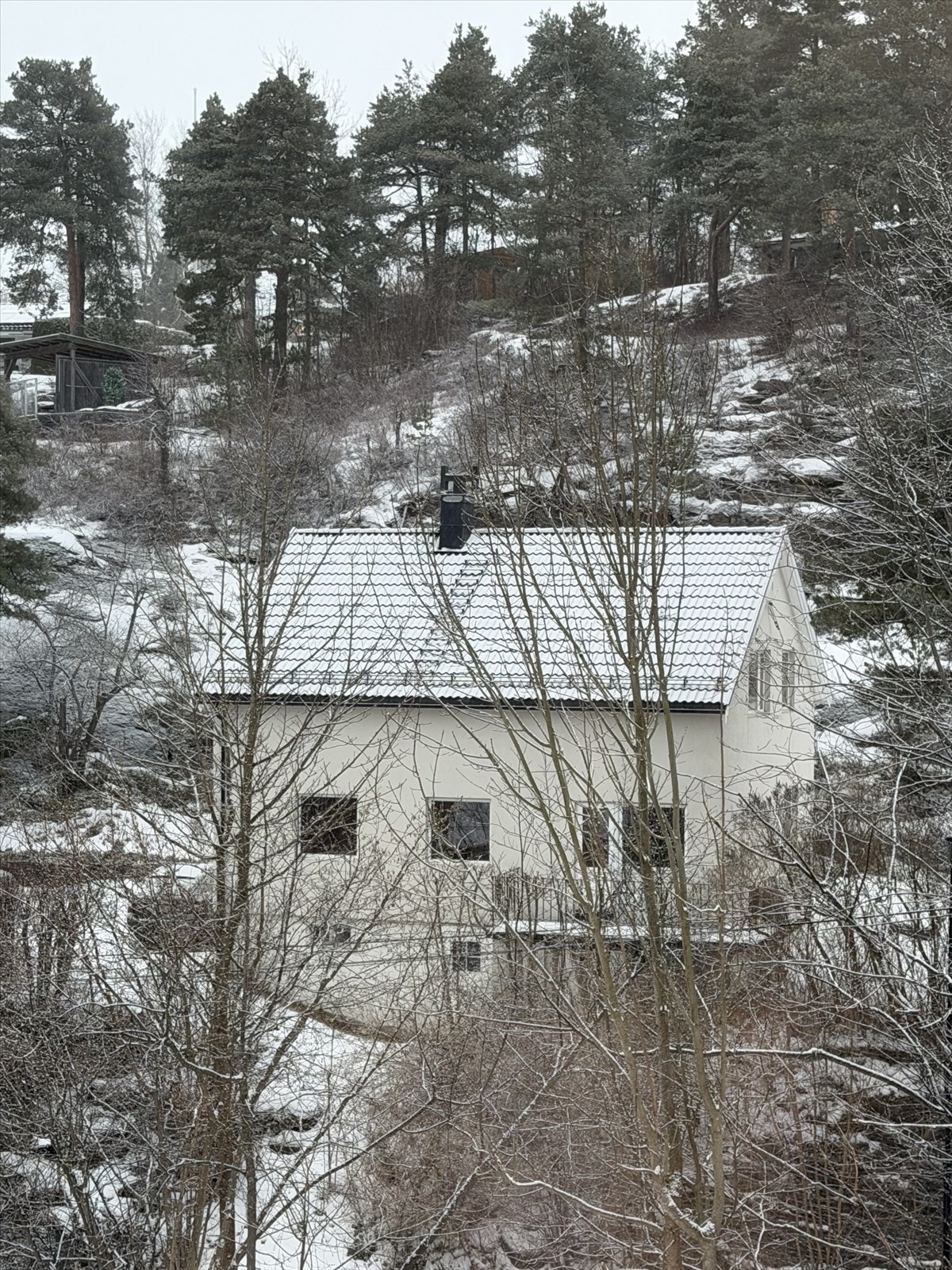 Fasade - solid bygg med nyere fasade, tak og vinduer Galleribilde