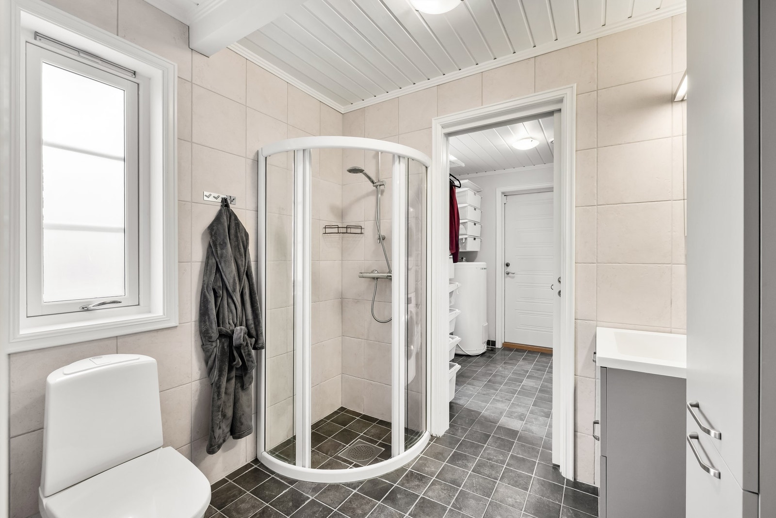 Det andre badet i 1.etg. er praktisk utstyrt med dusjnisje og vegghengt servantskap. Galleribilde