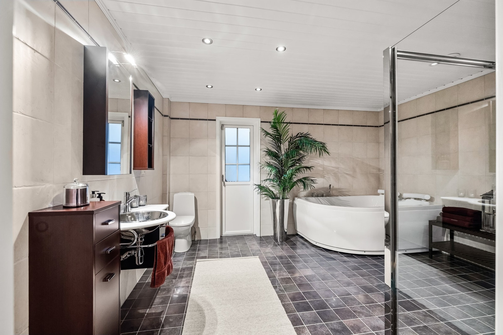 Lekkert og innbydende bad i 2.etg. som er innredet for velvære, med boblebad fra Duvalli. Galleribilde