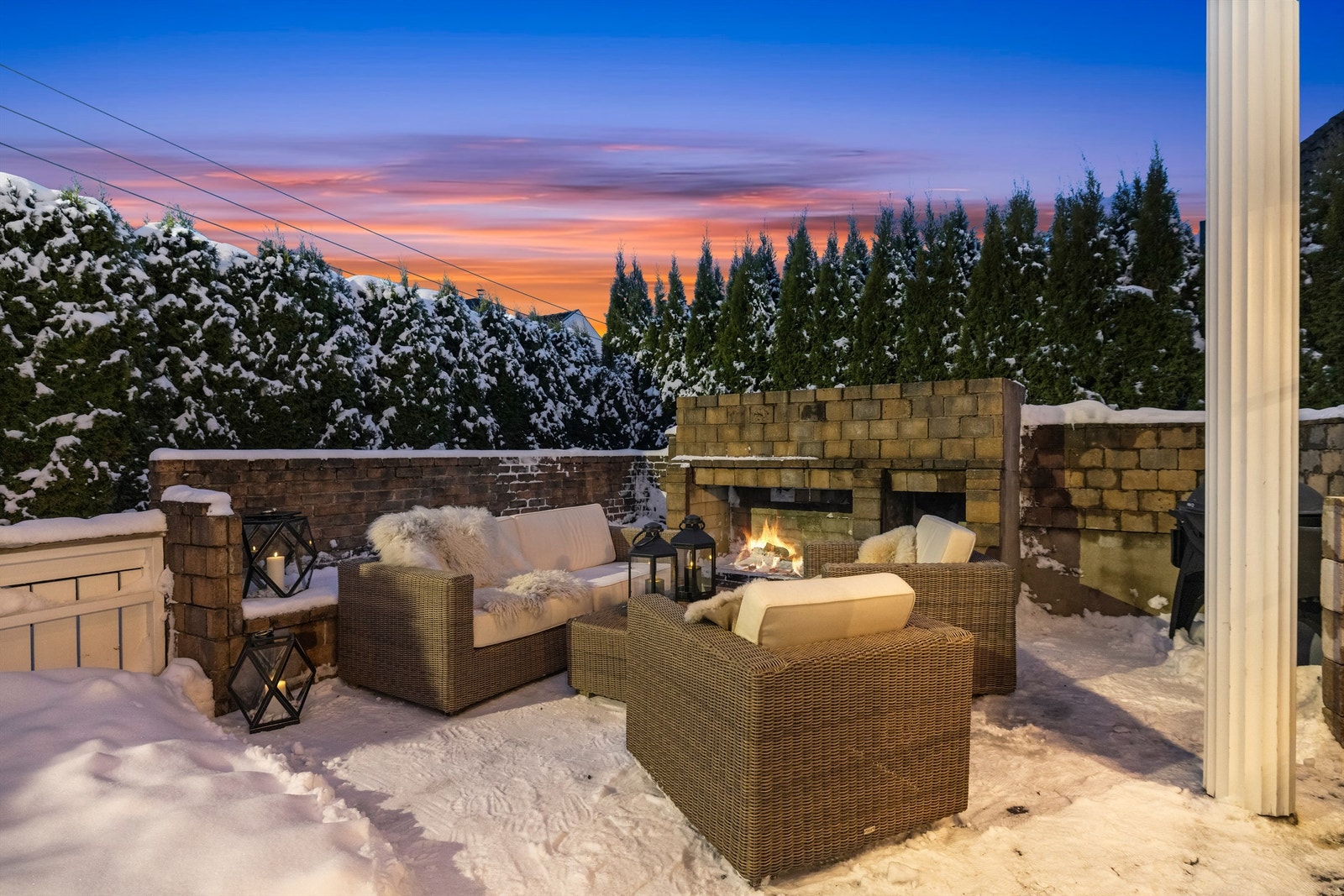 Den store terrasseplattingen har en murt utepeis, et naturlig samlingspunkt på varme dager. Galleribilde