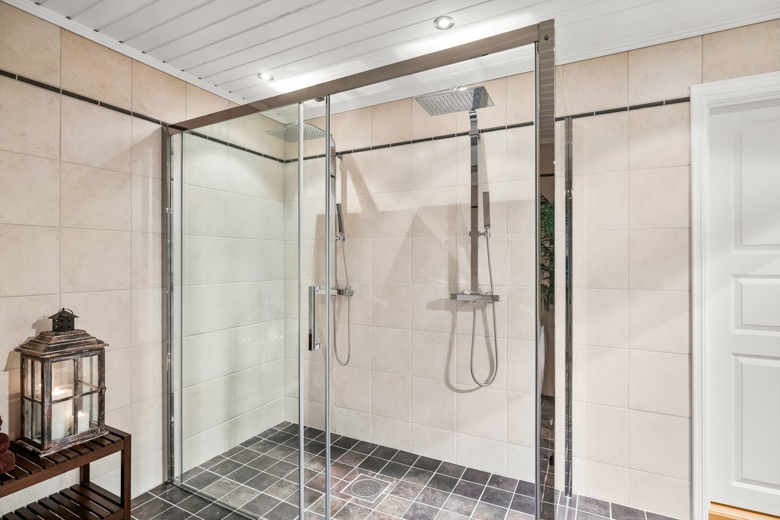 I tillegg er det en dobbel dusjnisje fra Novellini med regnfallsdusj. Galleribilde