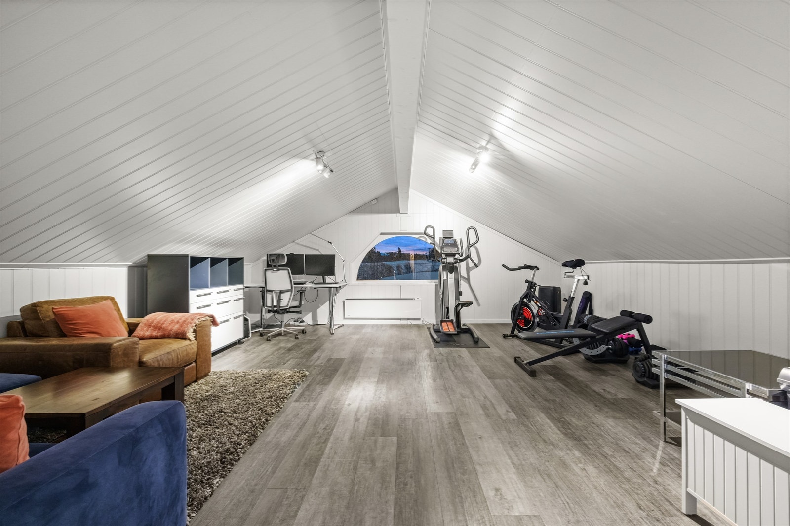 Over garasjen er det et isolert og innredet bod på ca 20 m² Galleribilde