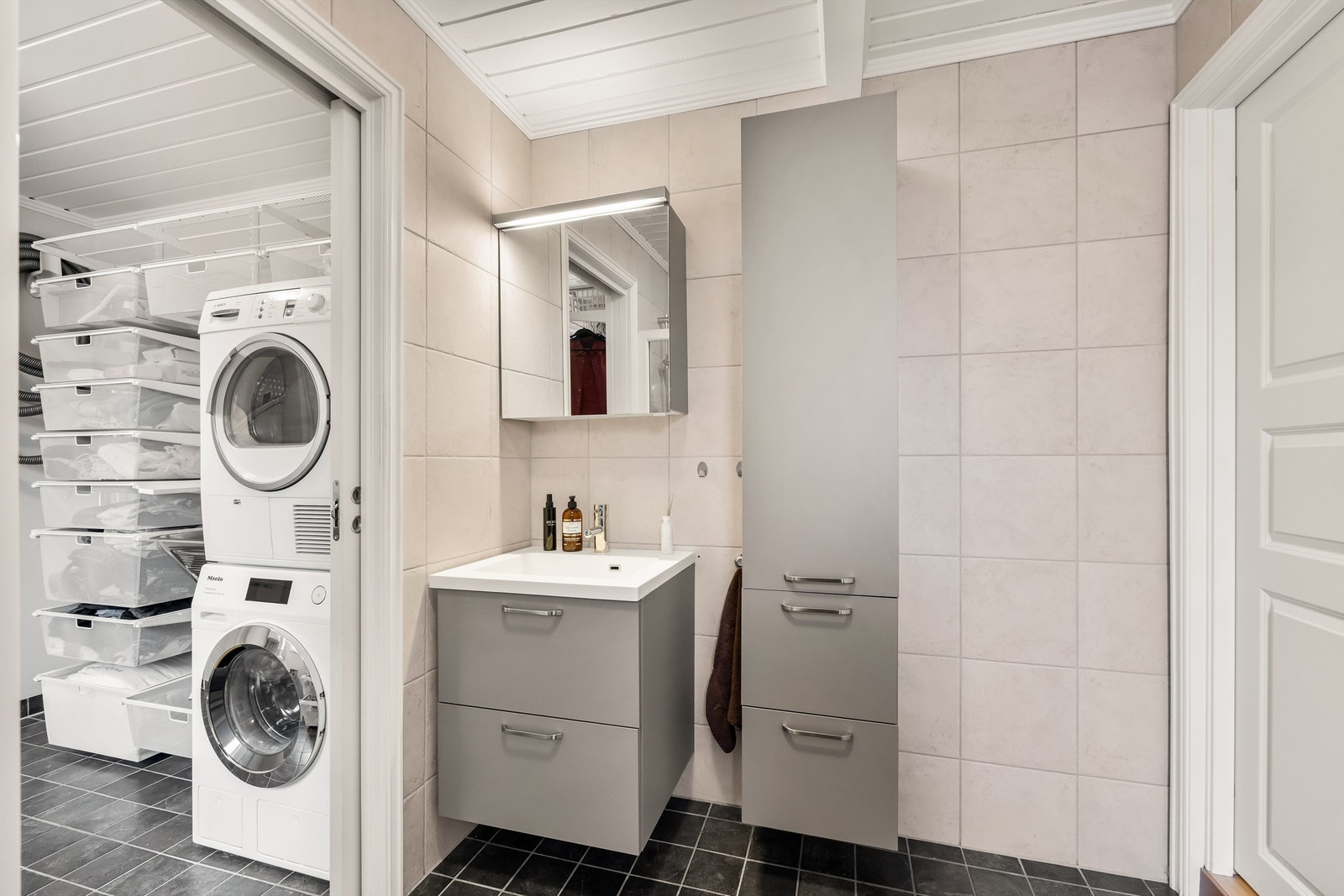 Innenfor badet er det et praktisk vaskerom med egen inngang, gulvvarme og opplegg for vaskesøyle. Galleribilde