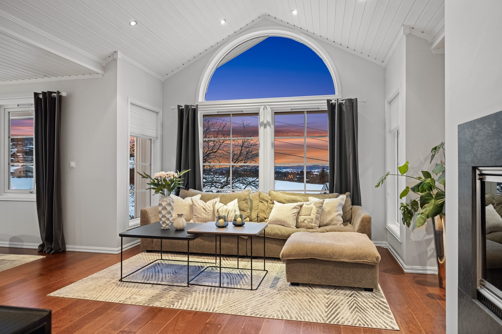 De store vinduene gir en fin kontakt med omgivelsene utenfor. Galleribilde