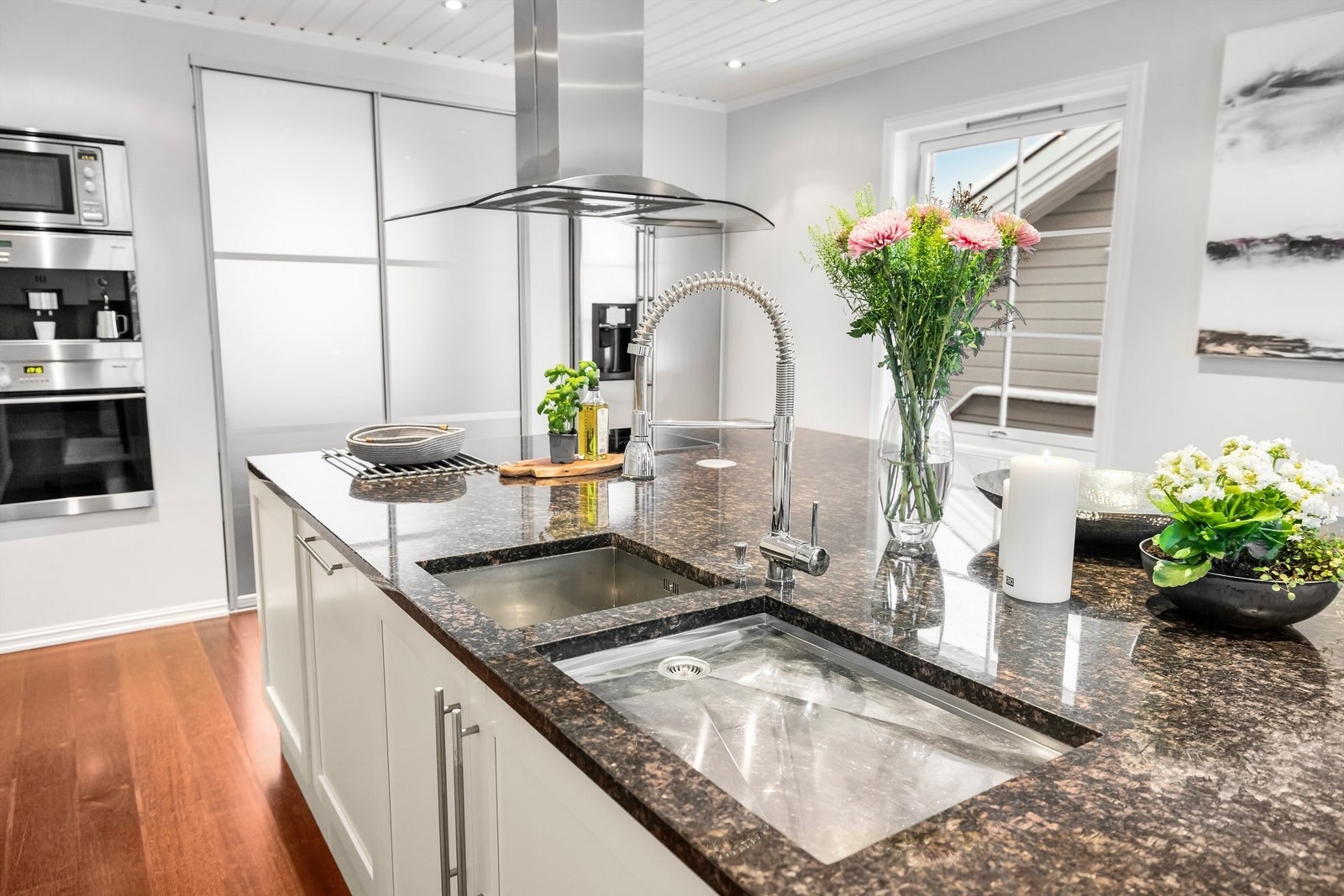 Eksklusive benkeplate i stein med underlimt oppvaskkum i rustfritt stål. Galleribilde