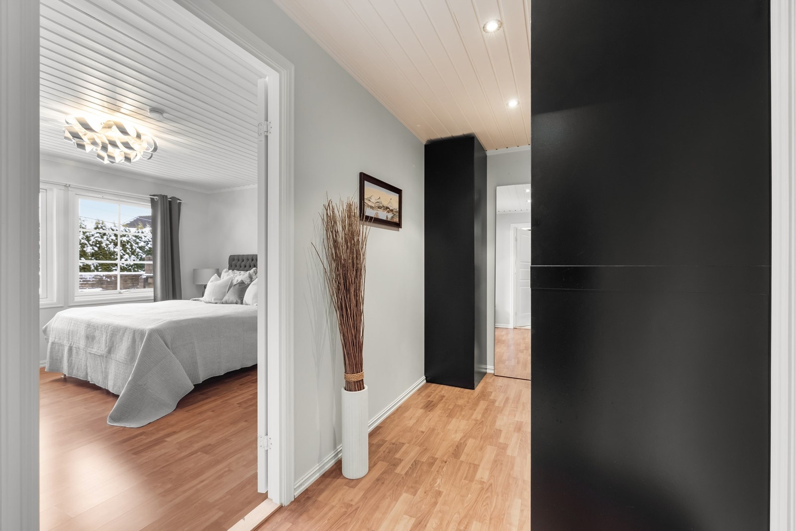 Soveromsavdelingen er plassert i 1.etg. Hovedsoverommet har eget omkledningsrom og bad en suite Galleribilde