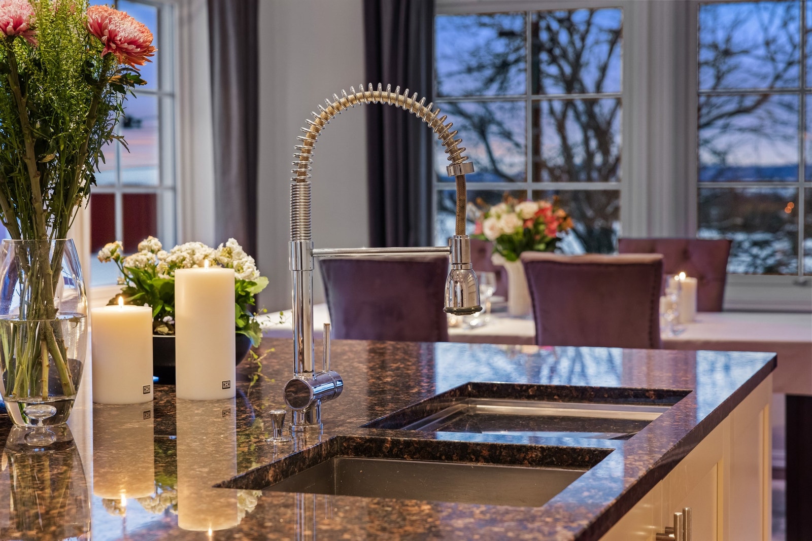 Ett-greps armaturet med uttrekkbar kran kombinerer design og funksjonalitet. Galleribilde