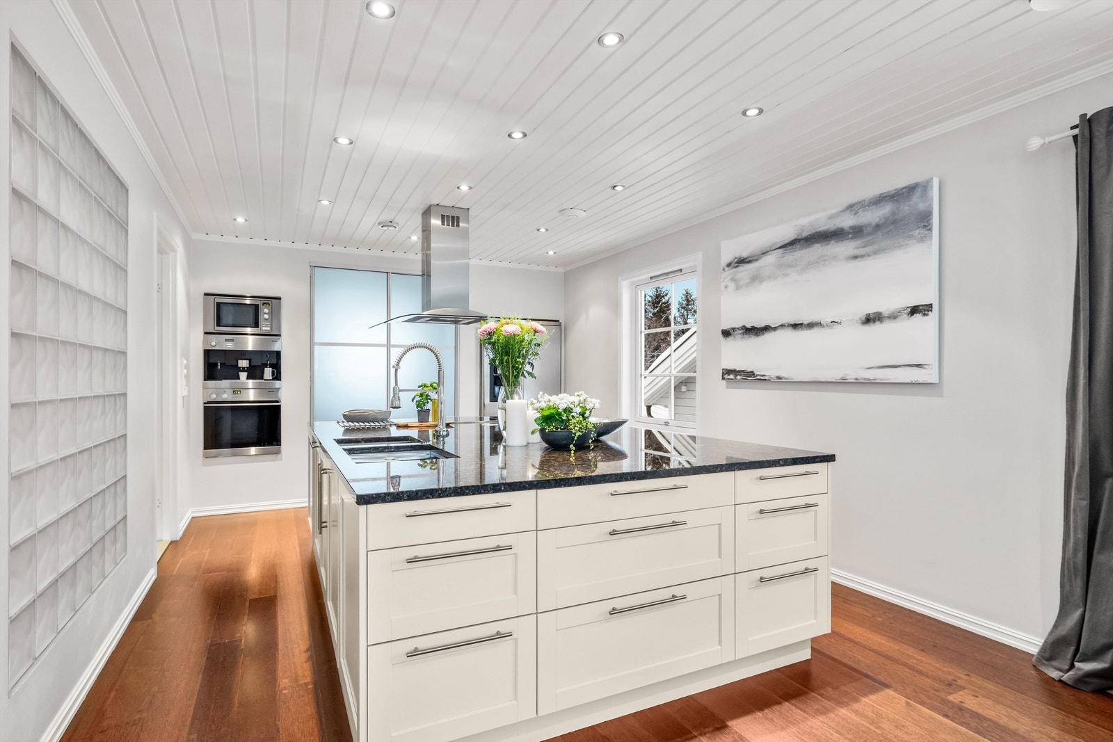 Innredningen er velutstyrt med integrertr hvitevarer fra Miele som induksjonstopp, stekeovn, mikrobølgeovn og kaffemaskin. Galleribilde