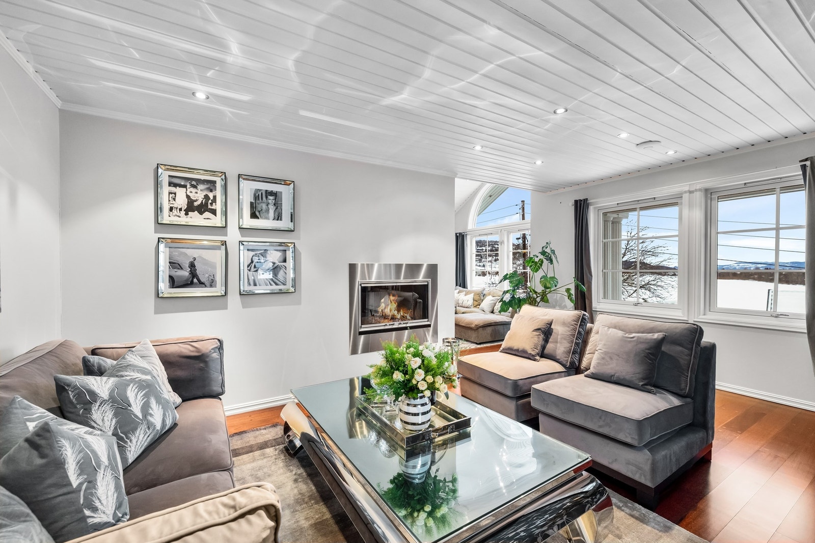 Gulvene i stue og kjøkken har en-stavs parkett og elektrisk gulvvarme Galleribilde