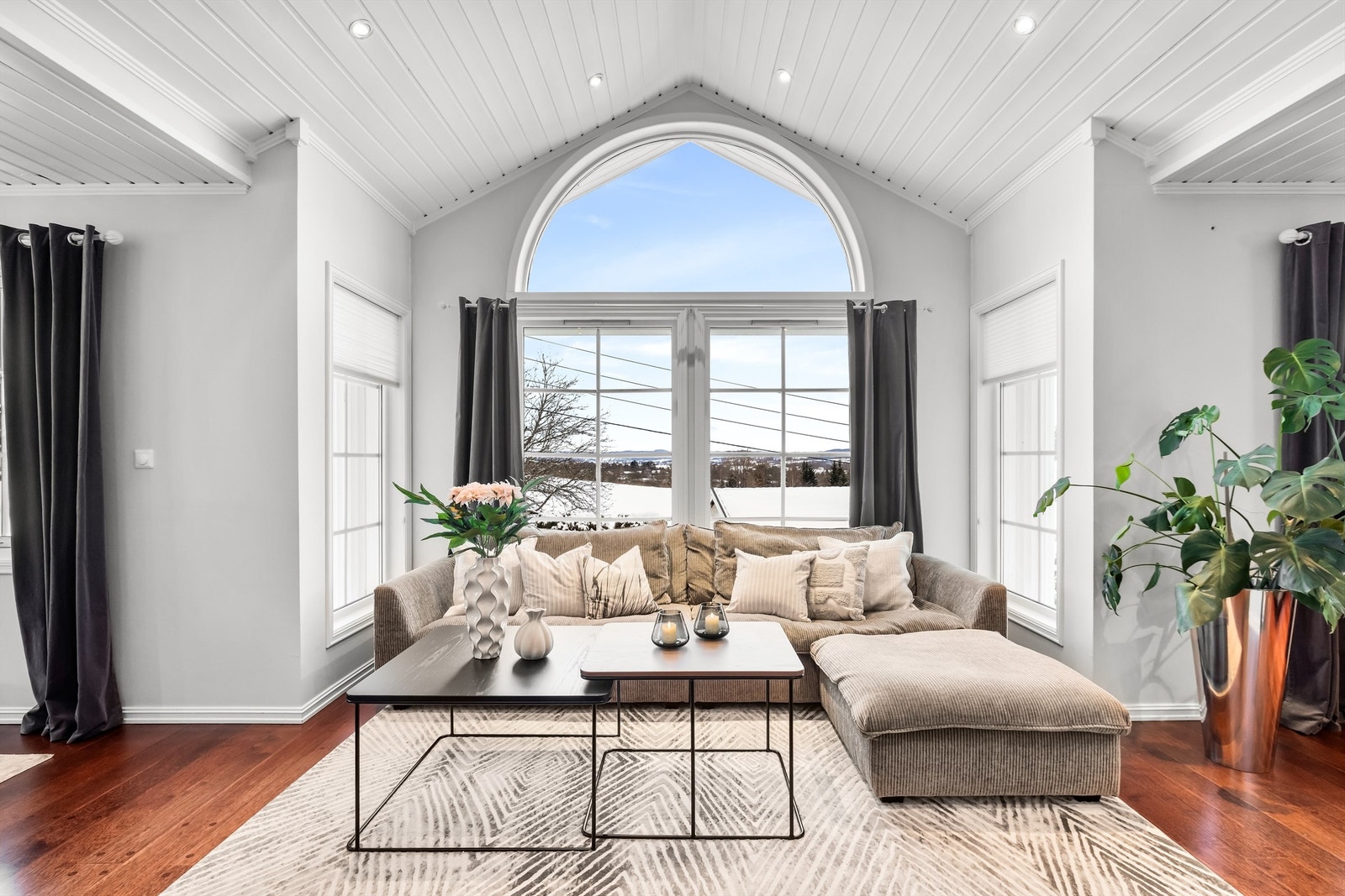 Hovedstuen har store vindusflater og et flott, buet vindu som gir rikelig med lys. Galleribilde