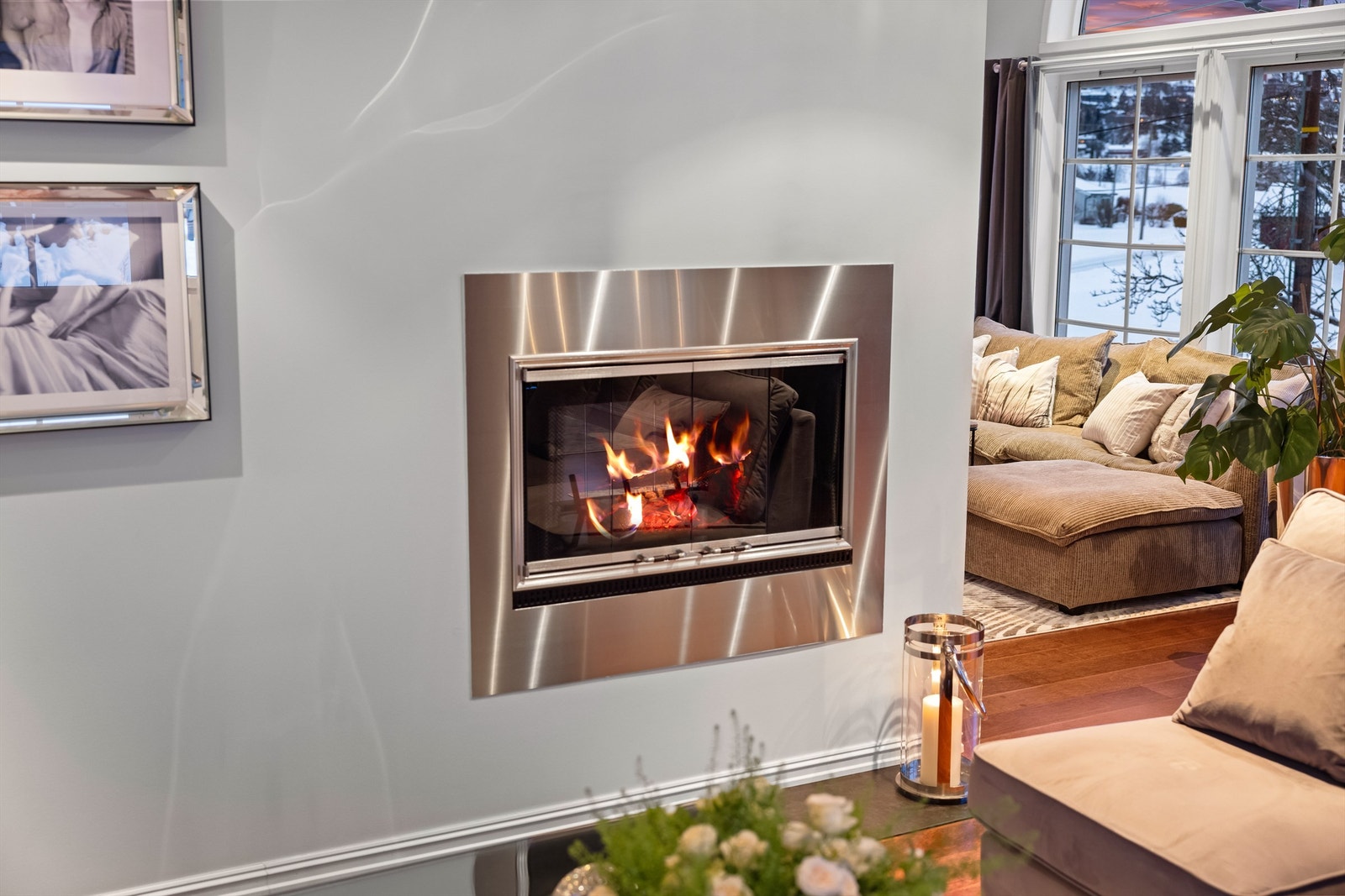 Peisinnsatsen har glass på to sider, slik at flammene kan nytes fra begge soner. Galleribilde