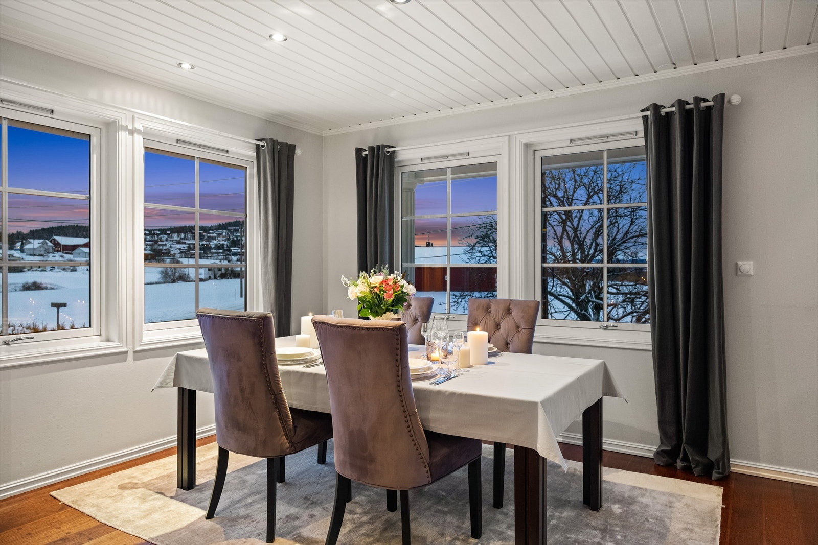 Store vinduer som slipper inn godt med dagslys. Galleribilde