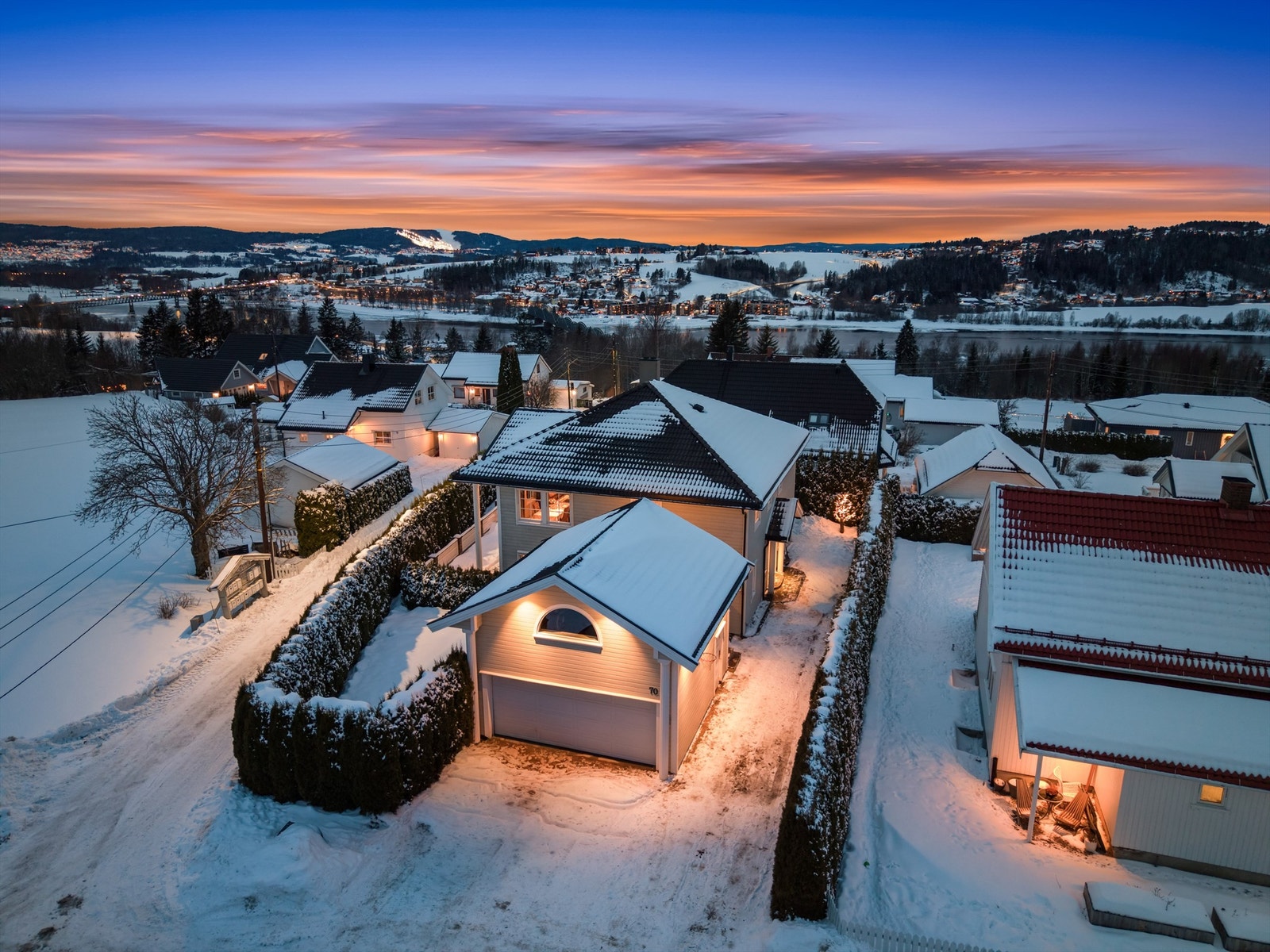 Eiendommen ligger i et rolig og etablert boligområde på Roven i Fetsund. Her bor du i et svært barnevennlig nabolag med fortau hele veien til skoler og barnehager. Galleribilde