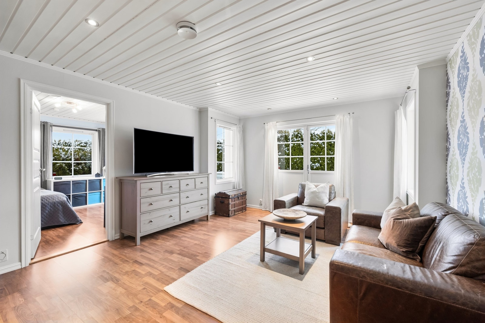 I boligens 1.etg. er det en ekstra stue - Perfekt som tv-stue eller egen ungdomsavdeling Galleribilde