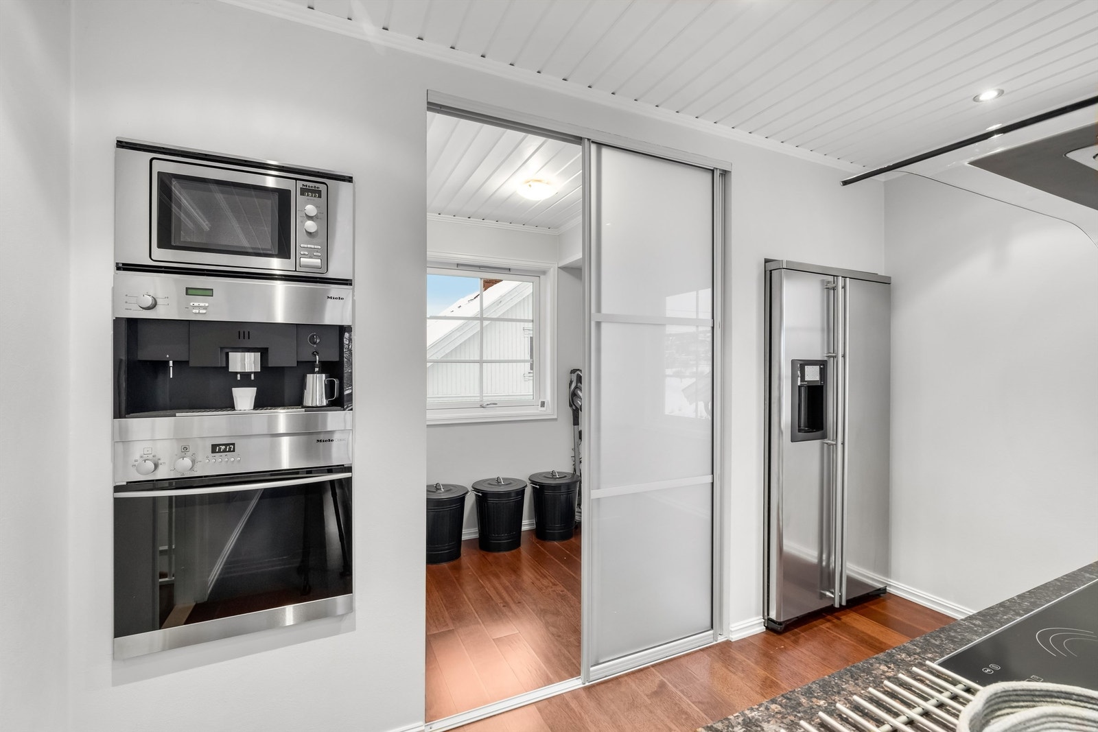 Innenfor kjøkkenet ligger en praktisk bod for ekstra oppbevaring. Galleribilde