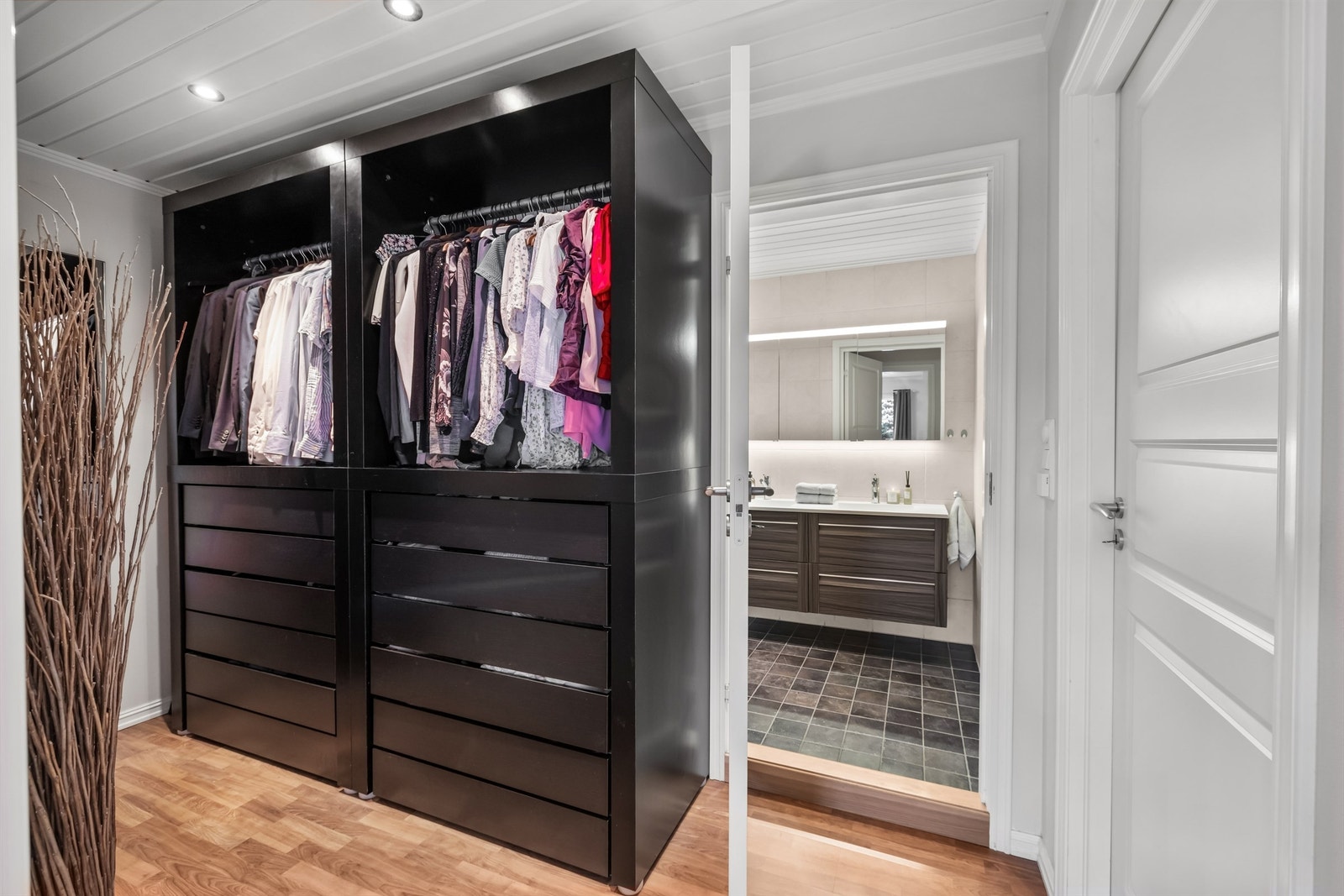 Omkledningsrommet har god garderobeløsning og direkte inngang til badet. Galleribilde