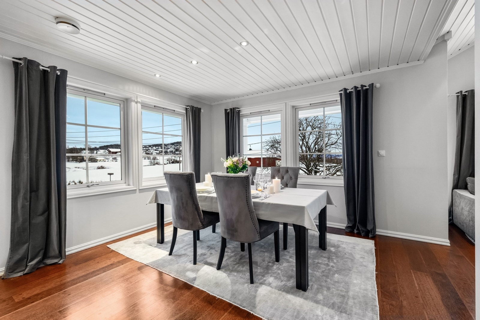 Kjøkken og stue utgjør en stor og sosial sone på hele 70 m². Galleribilde