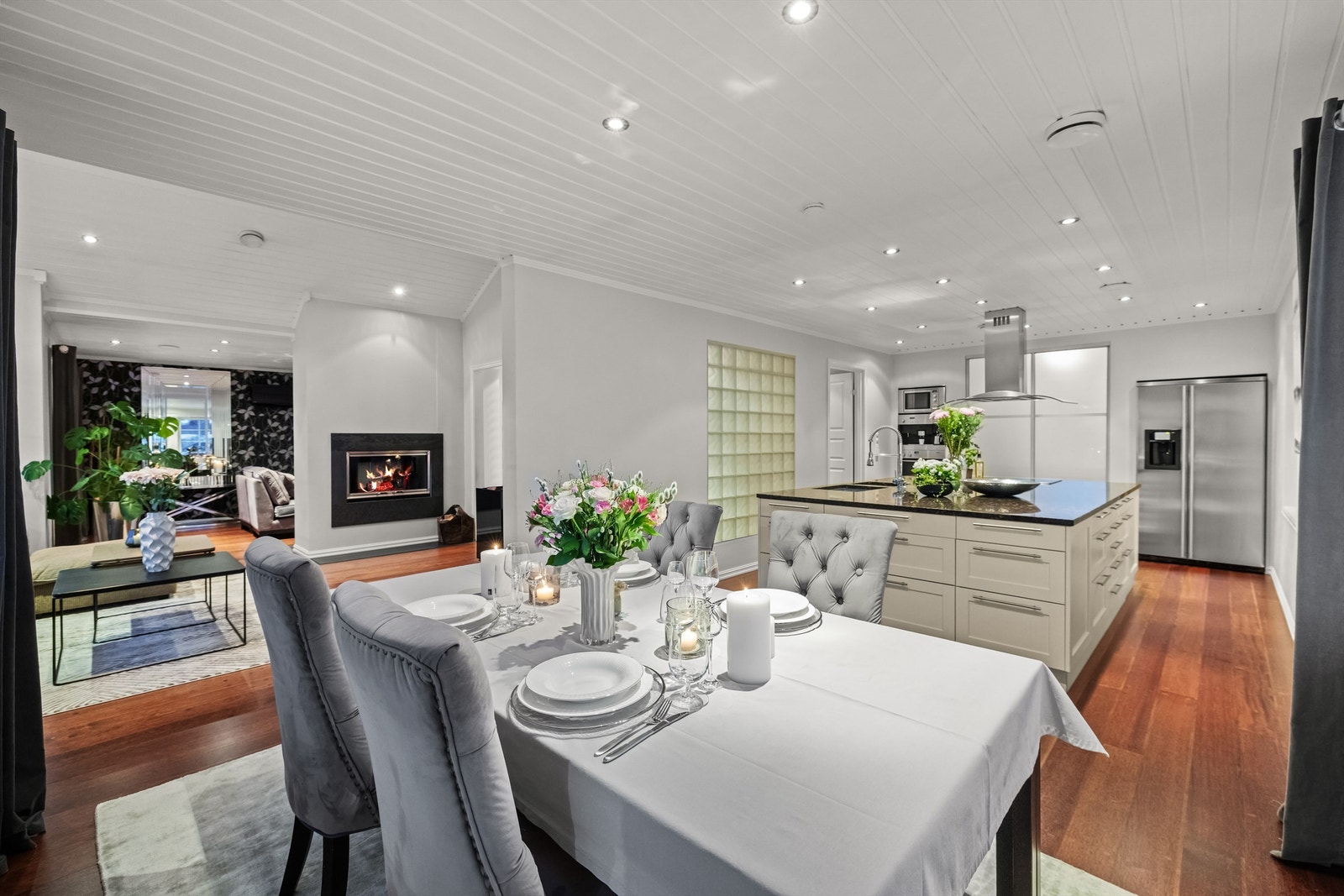 Den åpne planløsningen skaper en luftig og sosial atmosfære. Galleribilde