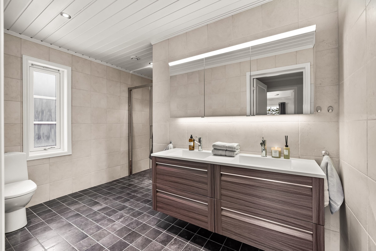 Det private baderommet er utstyrt med innredning fra Scala Bad og Novellini. Galleribilde