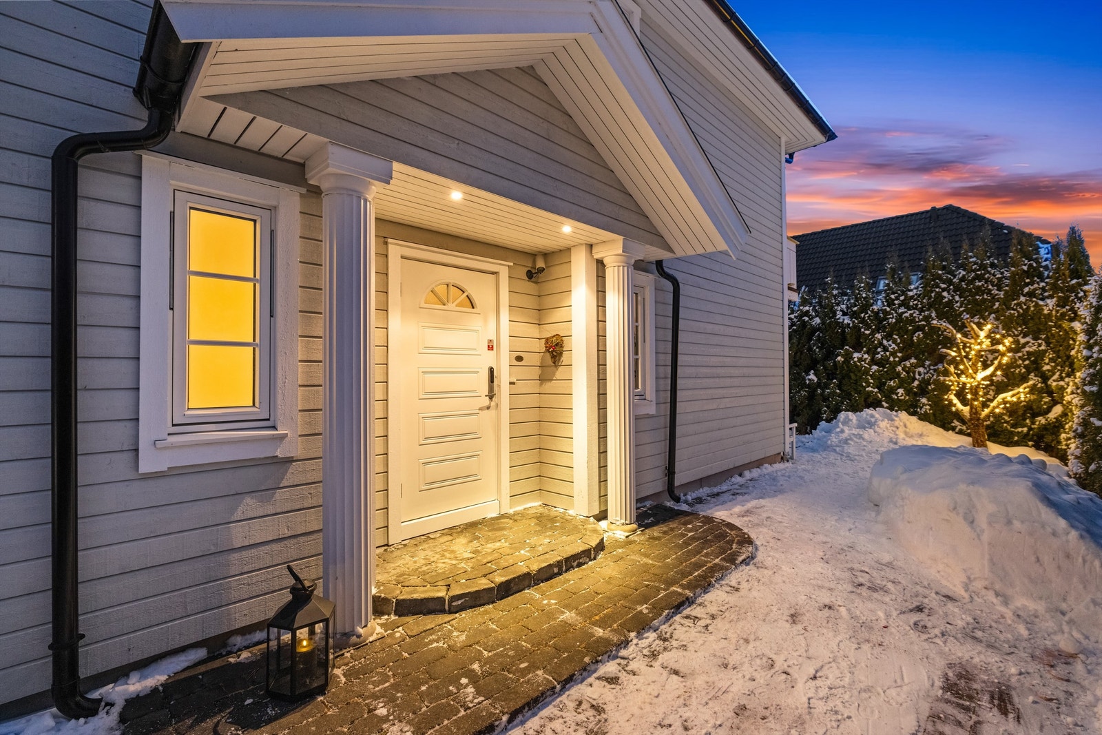 Overbygget inngangsparti med belysning. Hovedytterdøren har elektrisk kodelås for enkel og nøkkelfri adkomst. Galleribilde