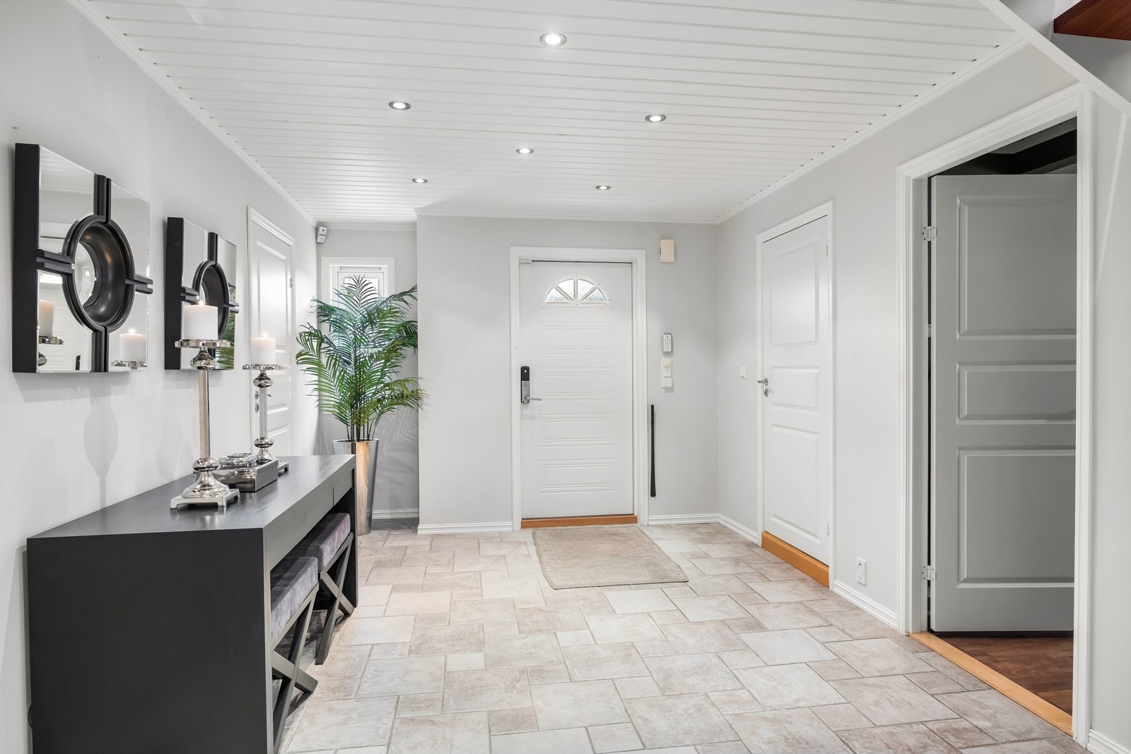 Fra det overbygde inngangspartiet kommer du inn i en romslig hall med flislagt gulv og varme. Galleribilde