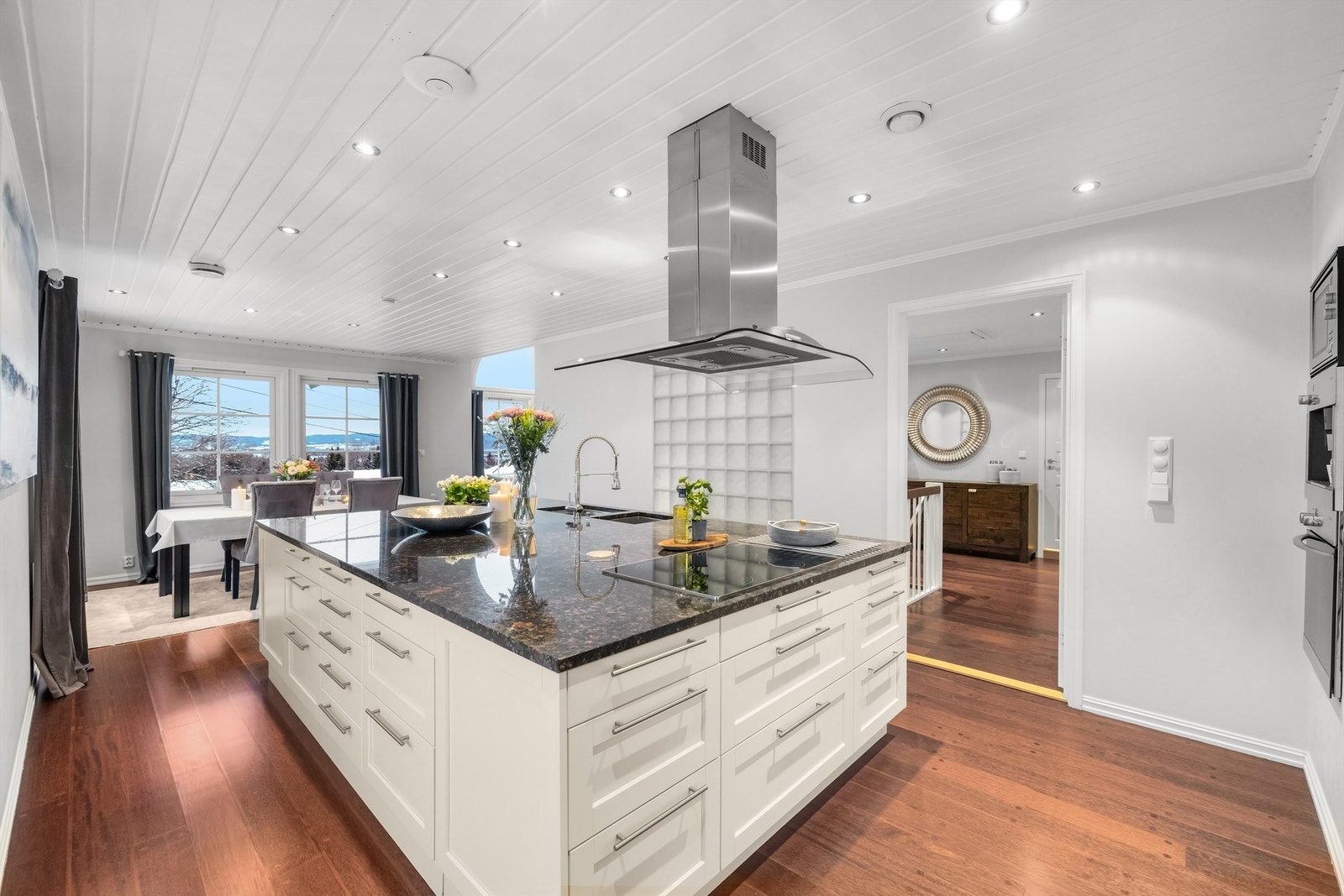 Det romslige kjøkkenet fra Norema har en stor øy som fungerer som et naturlig samlingspunkt. Galleribilde