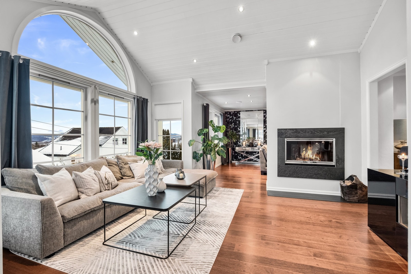 Stuen er romslig og lett å møblere med flere sittegrupper. Galleribilde