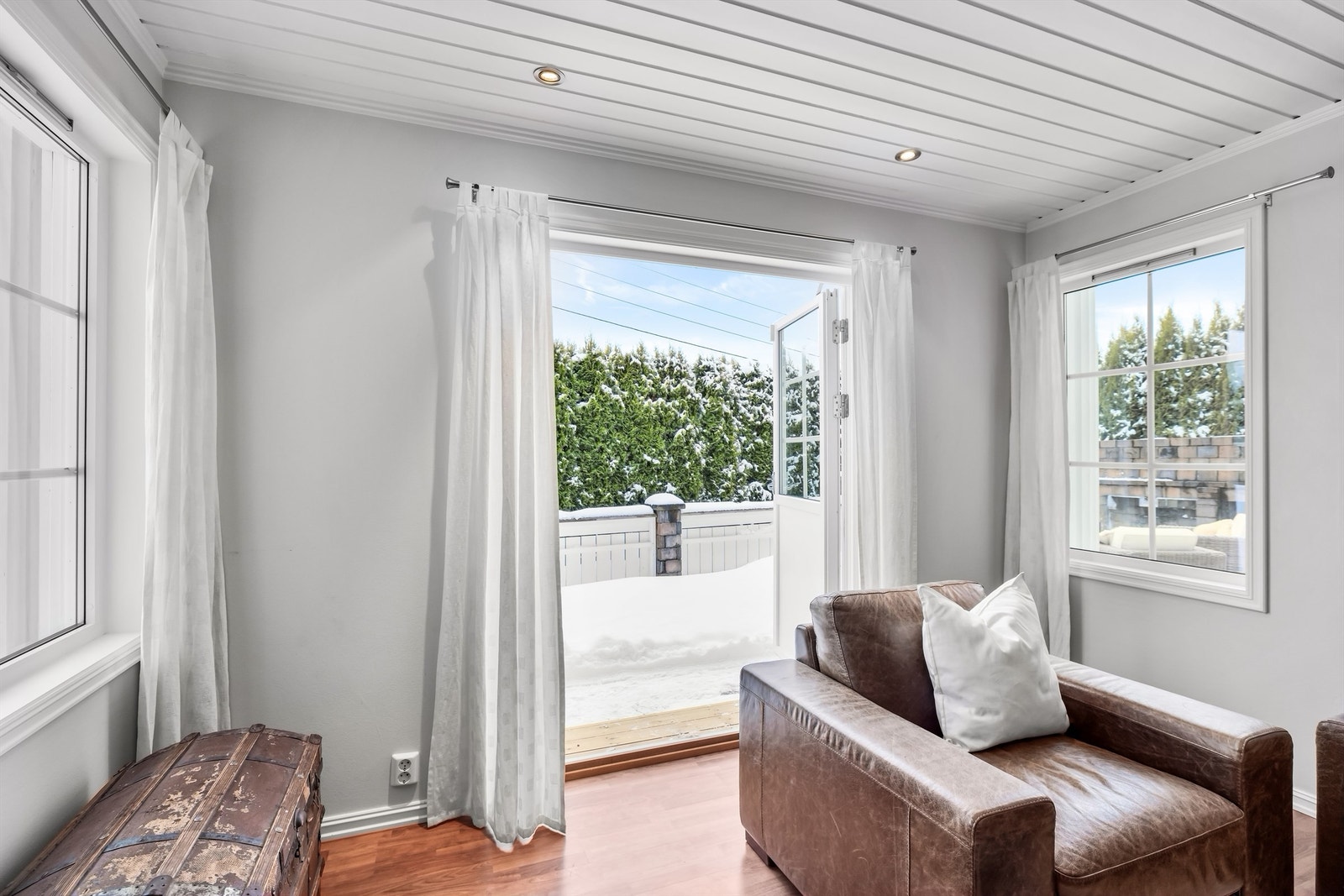 Fra stuen er det utgang til en stor, flislagt terrasseplatting på 63 m². Galleribilde