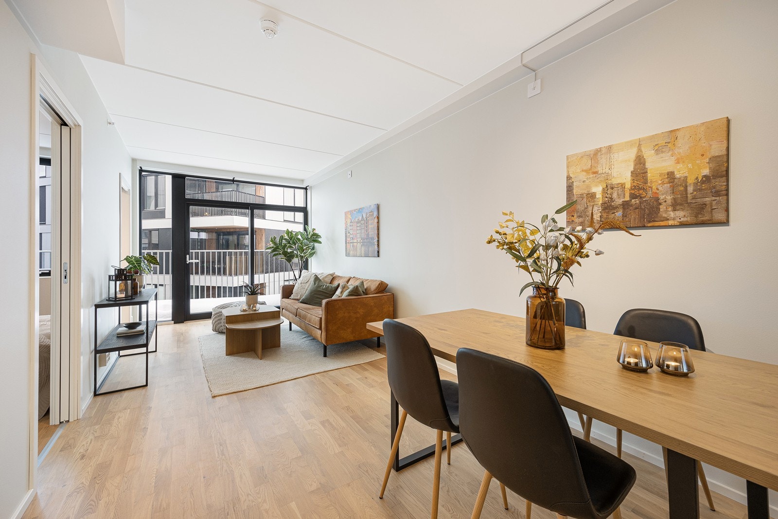 Det er god plass til både spisebord og sofakrok. Galleribilde