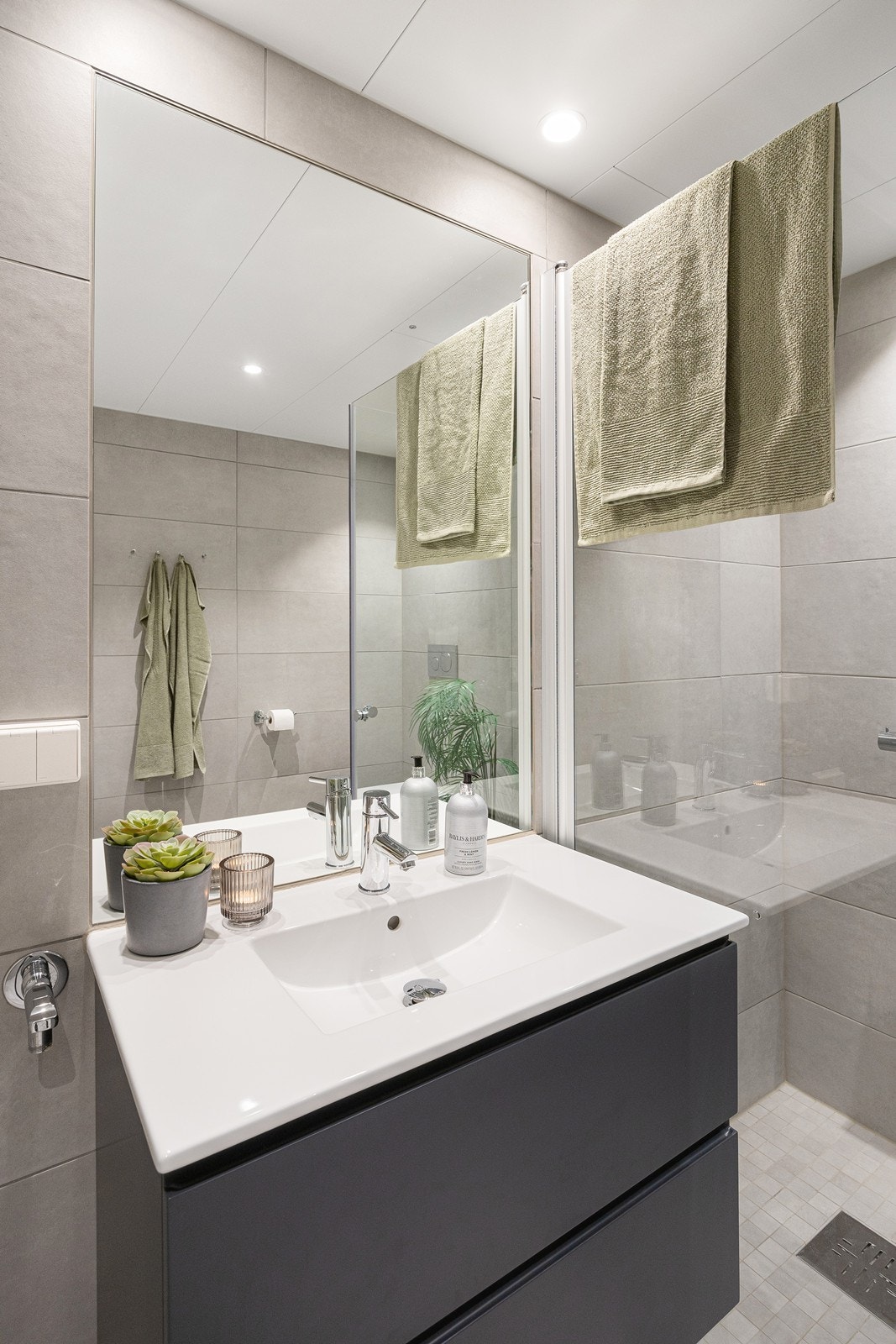 Servantinnredningen er i silrent og moderne design. Galleribilde