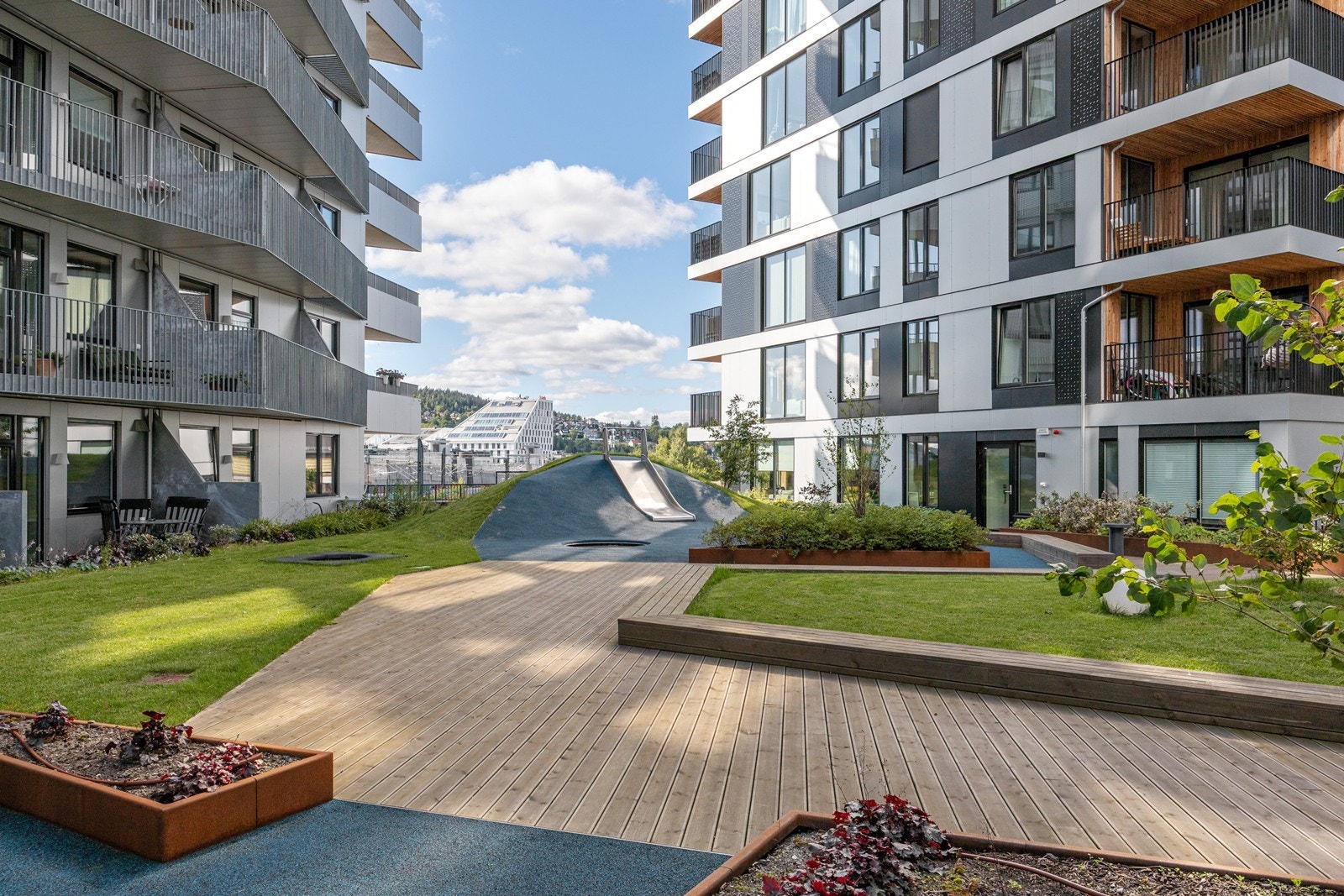 Fellesarealet har koselige lekeapperater for barna. Galleribilde