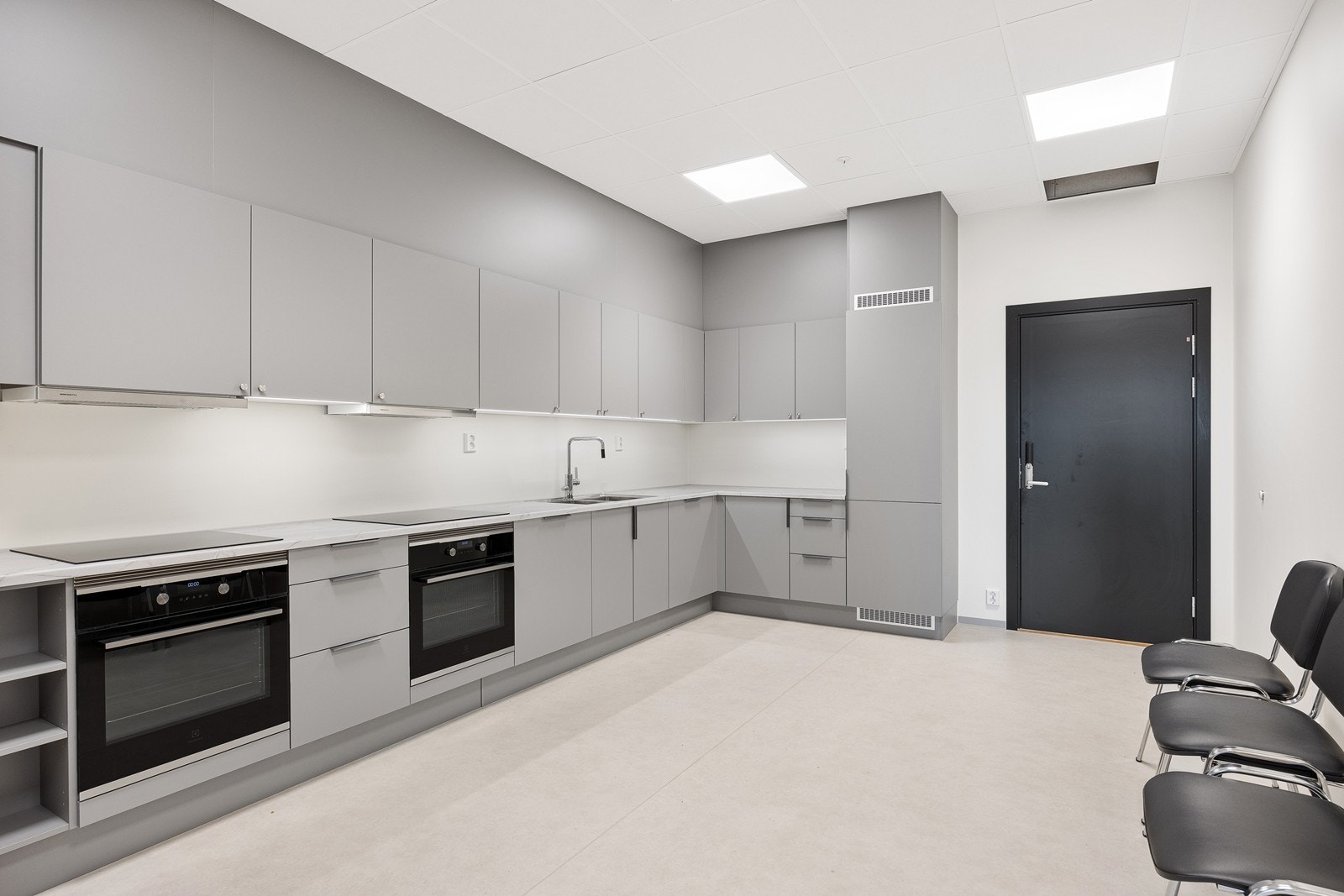 To stekeovner og en romslig benkeplate gir god kapasitet på felleskjøkkenet til selskapslokalet. Galleribilde