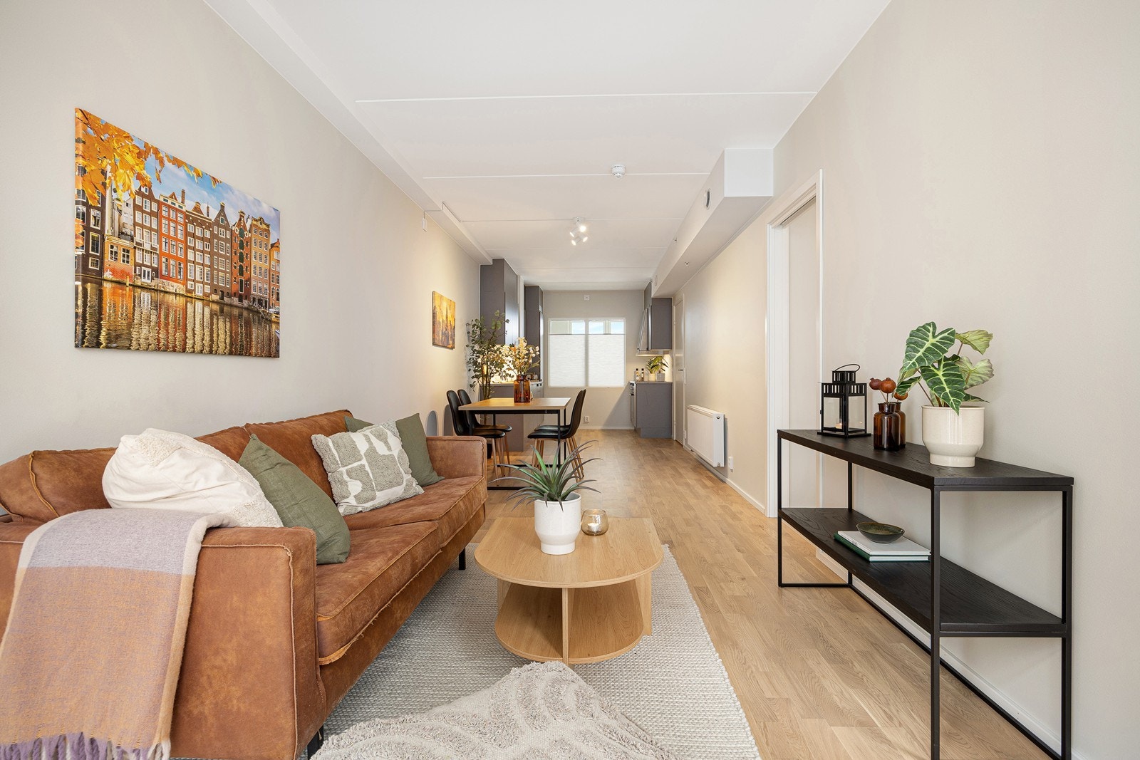 Den åpne løsningen mellom stue og kjøkken skaper en sosial sone. Galleribilde