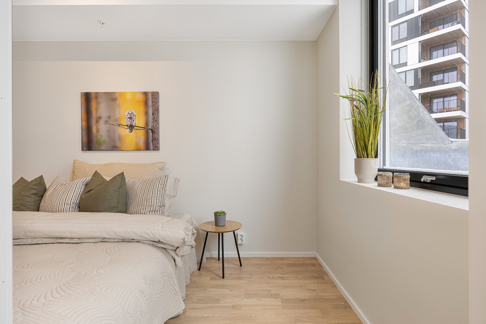 Rommet har plass til dobbeltseng og garderobeløsning. Galleribilde