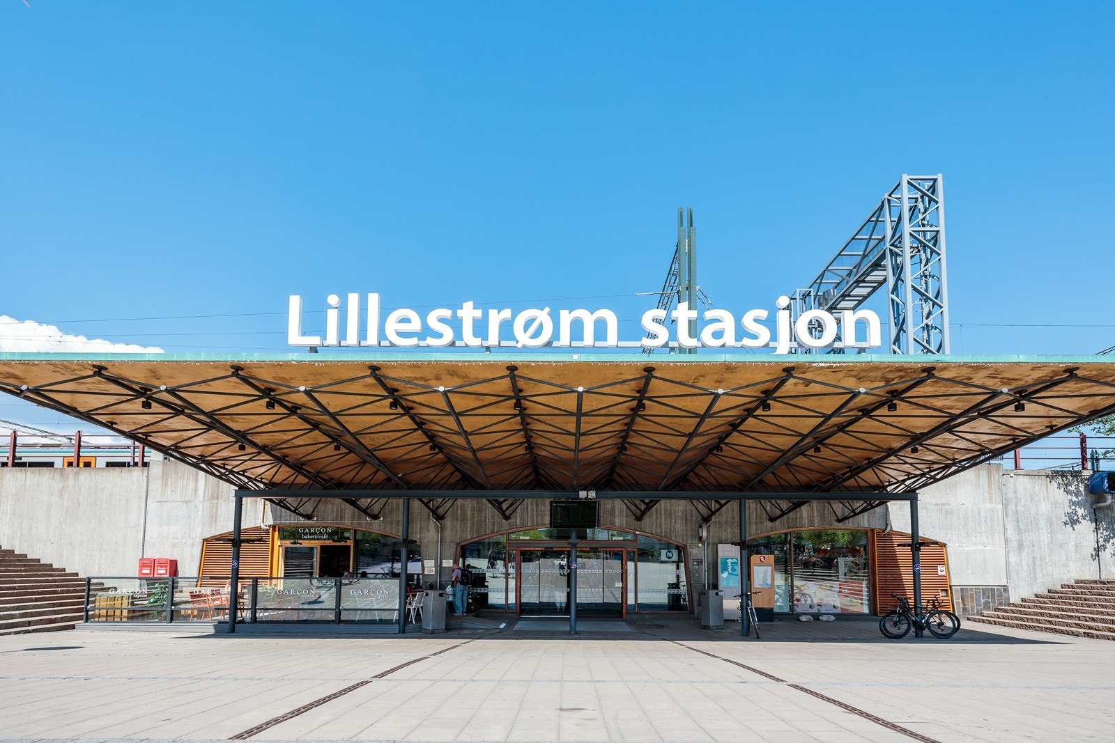 Fra Lillestrøm togstasjon er veien kort både i retning Oslo og retning Gardermoen mm. Galleribilde