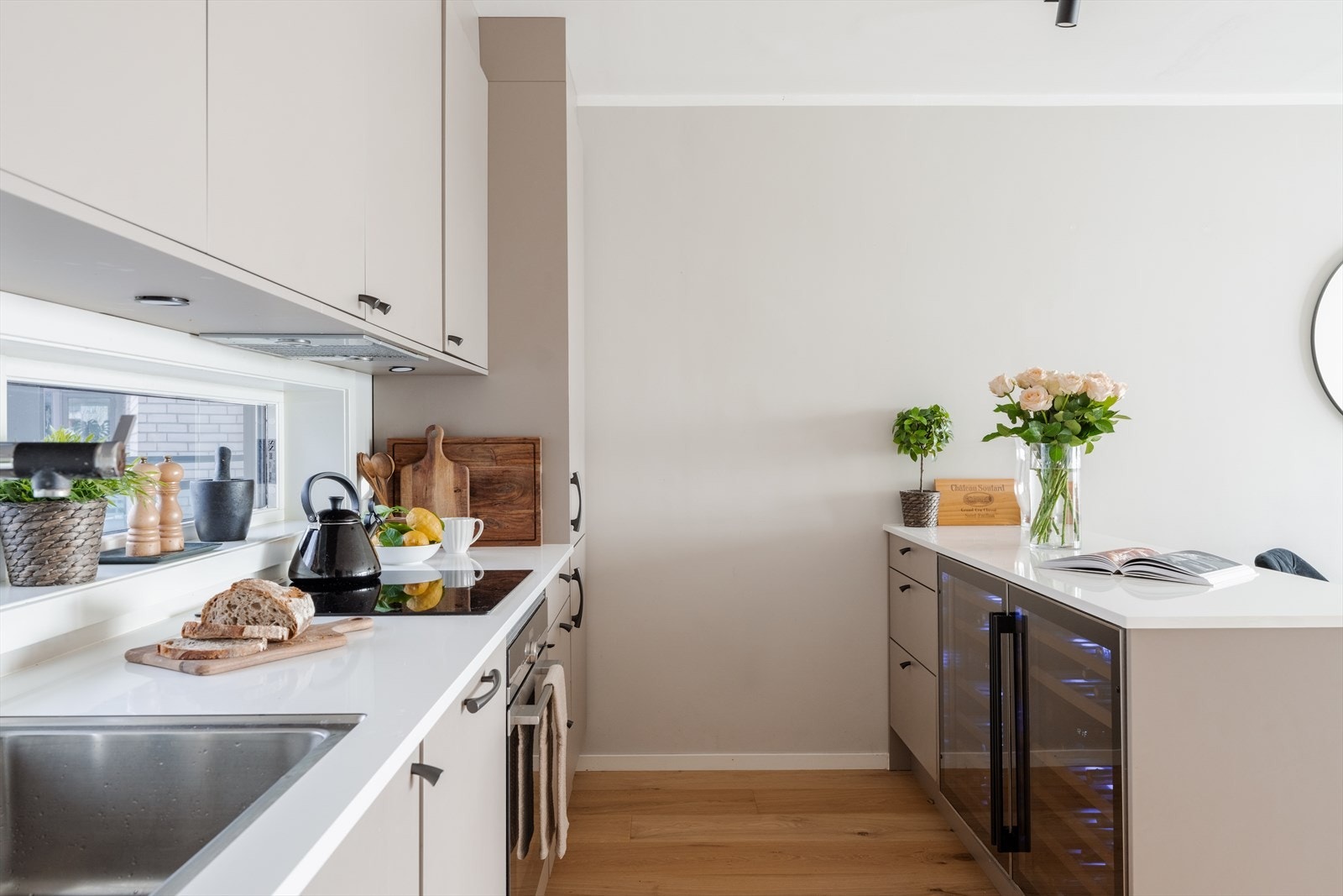 Øyen ble montert i 2021, og er et perfekt skille mellom stue og kjøkken Galleribilde