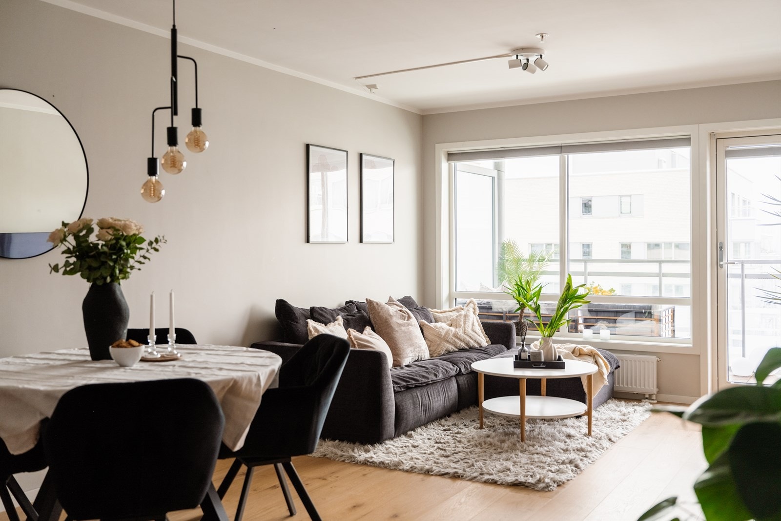 Romslig stue med god plass til sofa, tv-bord og spisebord Galleribilde