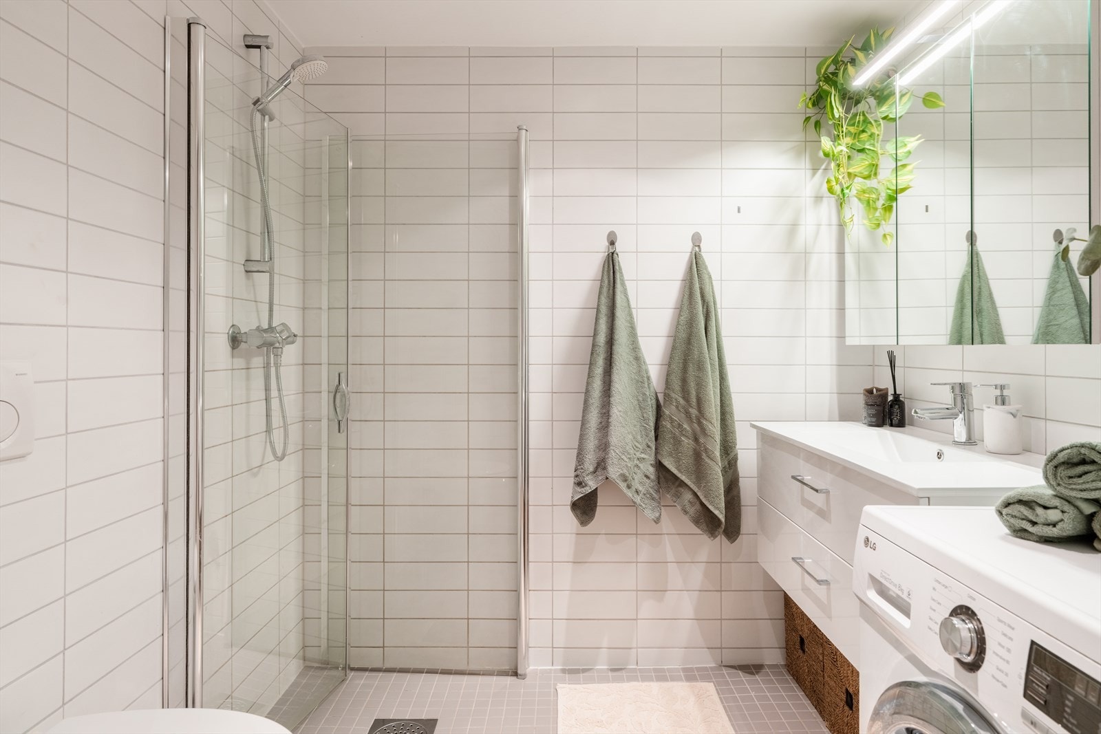 Romslig og flislagt bad fra 2012 med nyere innredning med elektrisk gulvvarme og downlights i taket Galleribilde